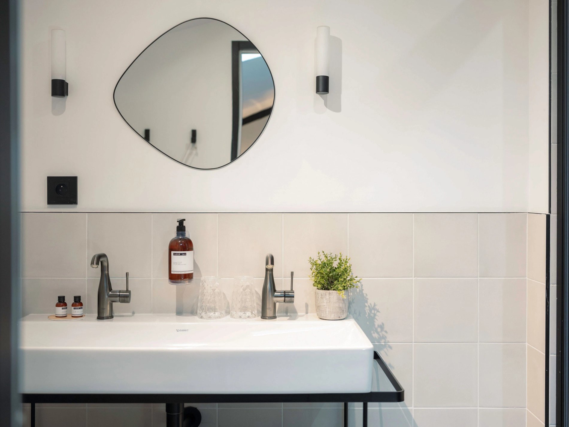 Maisons du Monde Hôtel & Suites Marseille Vieux Port bathroom