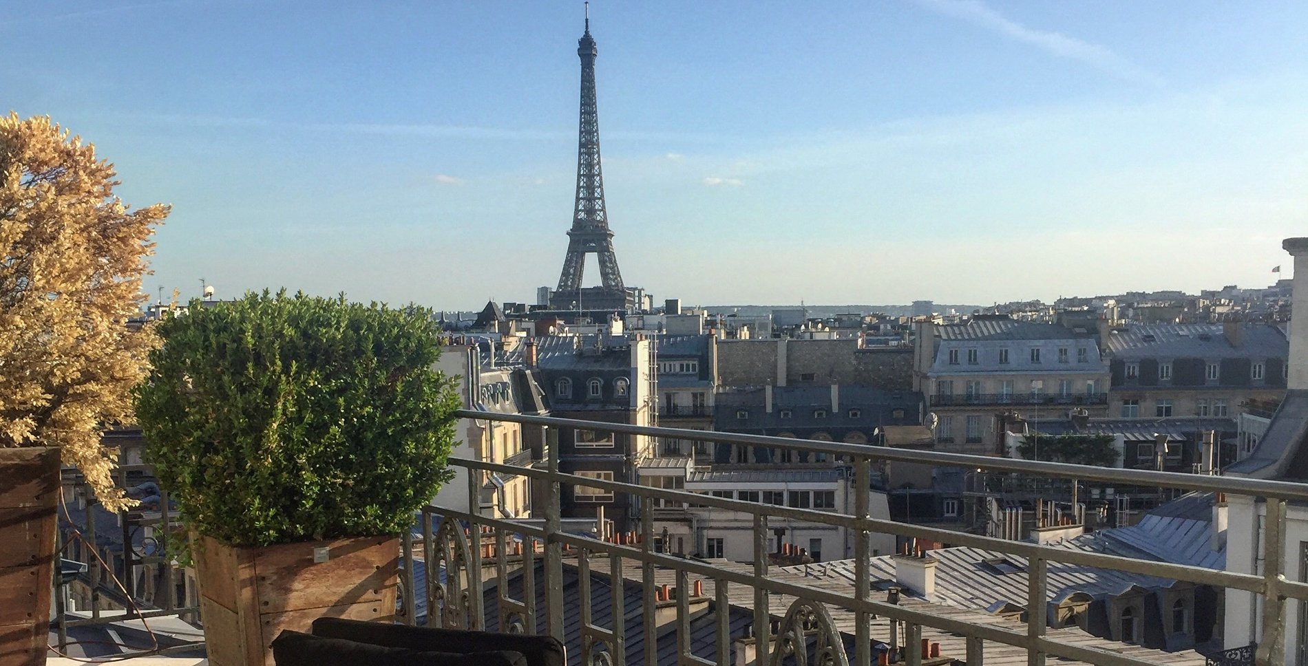 Terrasse de l’Hôtel Marignan offrant une vue panoramique sur les toits de Paris et la tour Eiffel