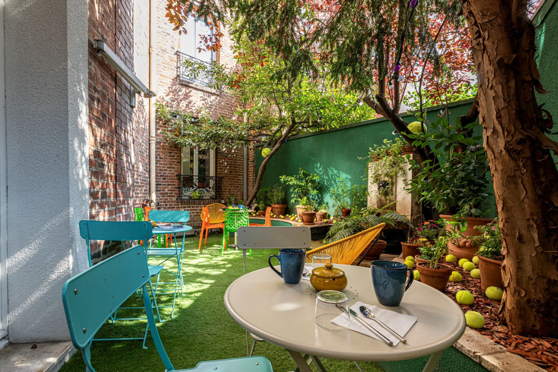 Patio verdoyant de l'Hôtel Olympic Paris Boulogne, idéal pour se détendre dans un cadre tranquille à Boulogne-Billancourt, à proximité de Roland Garros et du Parc des Princes.