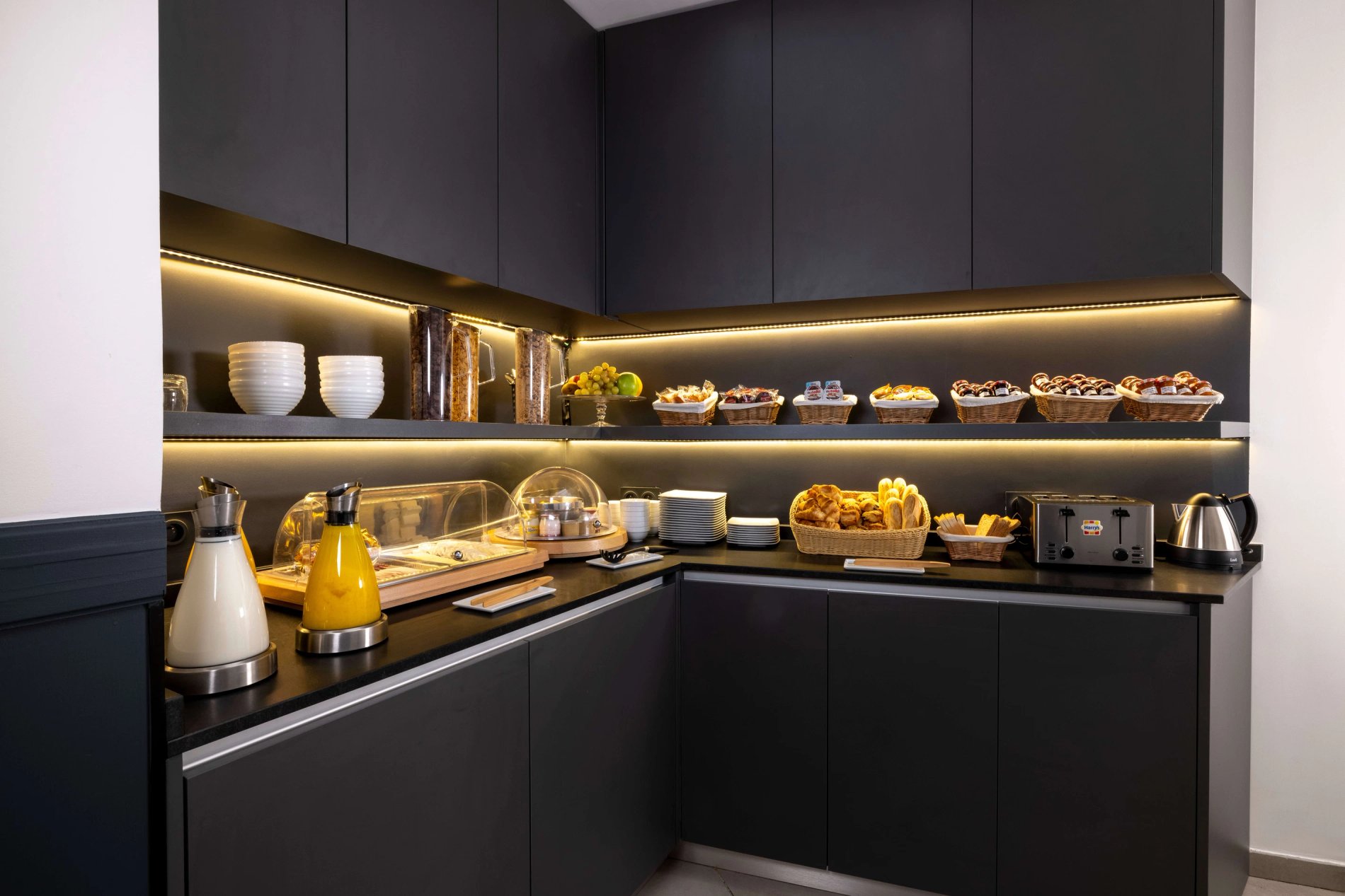Buffet petit-déjeuner complet dans un espace contemporain à l’hôtel Le 46