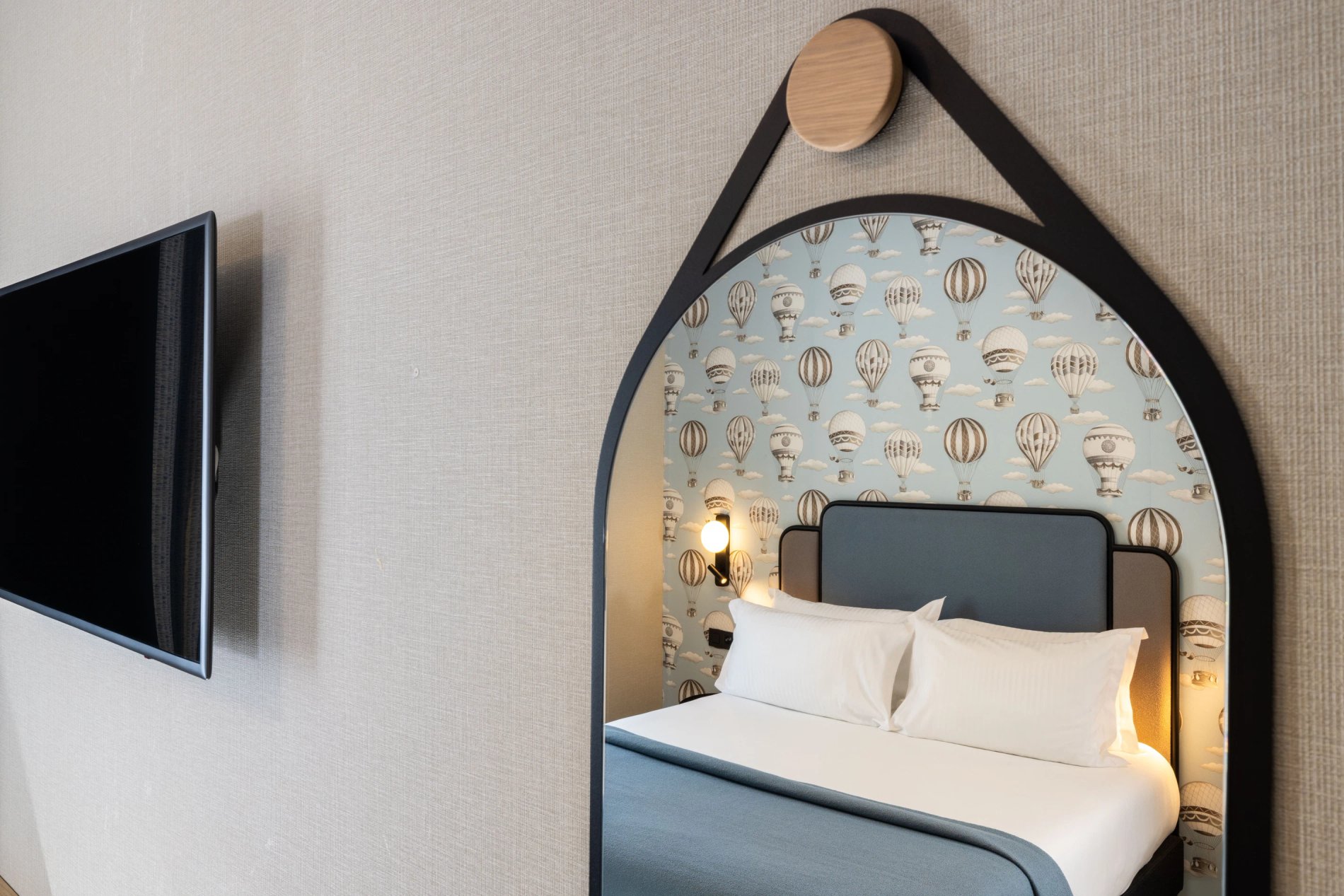 Reflet dans un miroir de la chambre Deluxe de l'hôtel Le 46