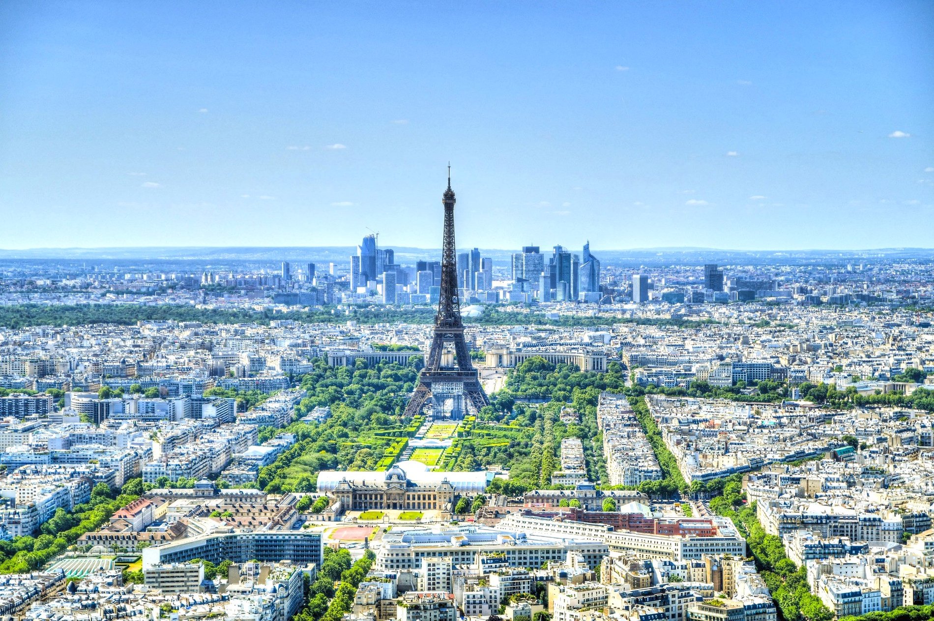 Vue panoramique sur la Tour Eiffel et le quartier de La Défense depuis la Tour Montparnasse, facilement accessible depuis l'hôtel Ariane Montparnasse situé dans le 14e arrondissement de Paris.