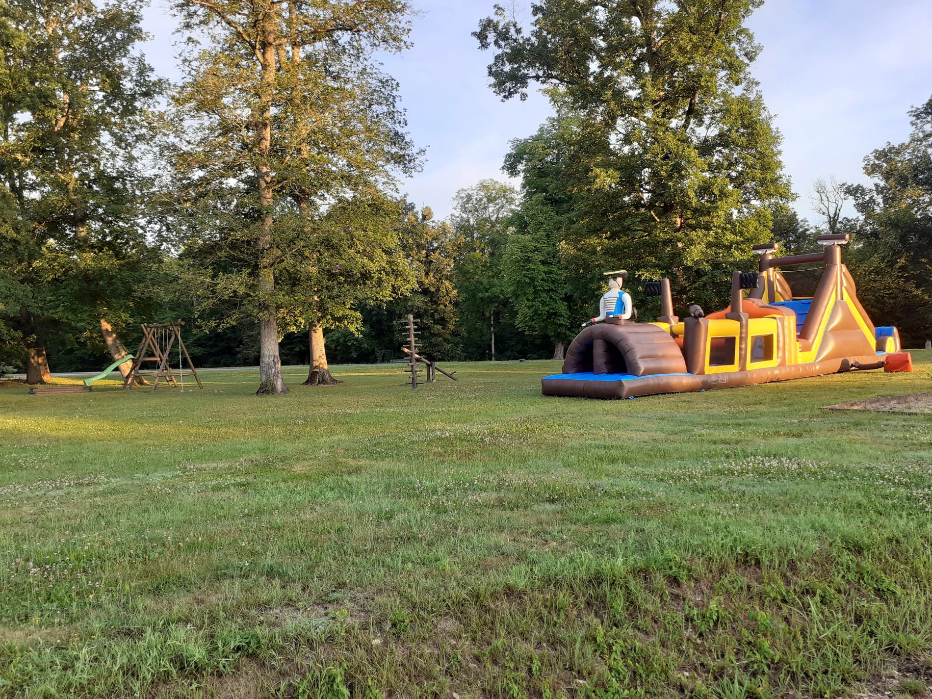 Aire de jeux Château de Maulmont