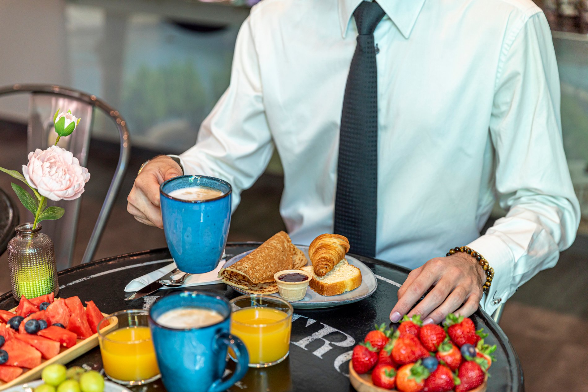 Détente matinale avec un petit-déjeuner à l'hôtel Alpha Paris Eiffel, Boulogne-Billancourt. Café, croissant, et fruits frais pour une pause gourmande proche de la Seine Musicale.