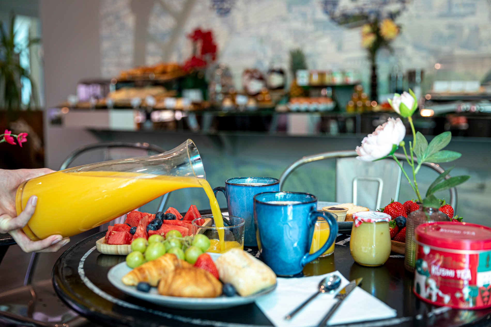 Petit déjeuner buffet avec jus de fruits frais à l'Hôtel Alpha Boulogne à Boulogne-Billancourt, proche de Paris et du Parc des Princes.
