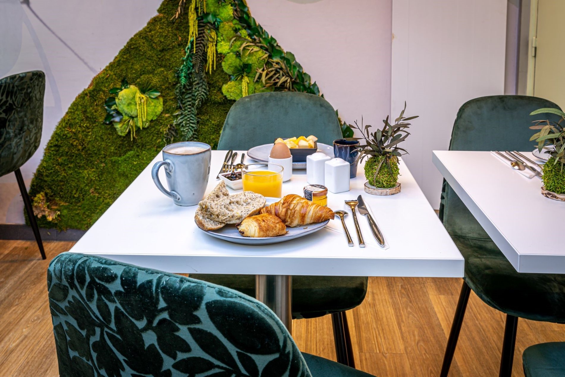 Petit-déjeuner délicieux à l'hôtel Ariane Montparnasse dans le 14e arrondissement de Paris, avec viennoiseries, pain, jus d'orange et café, proche de la Fondation Cartier et du Jardin du Luxembourg