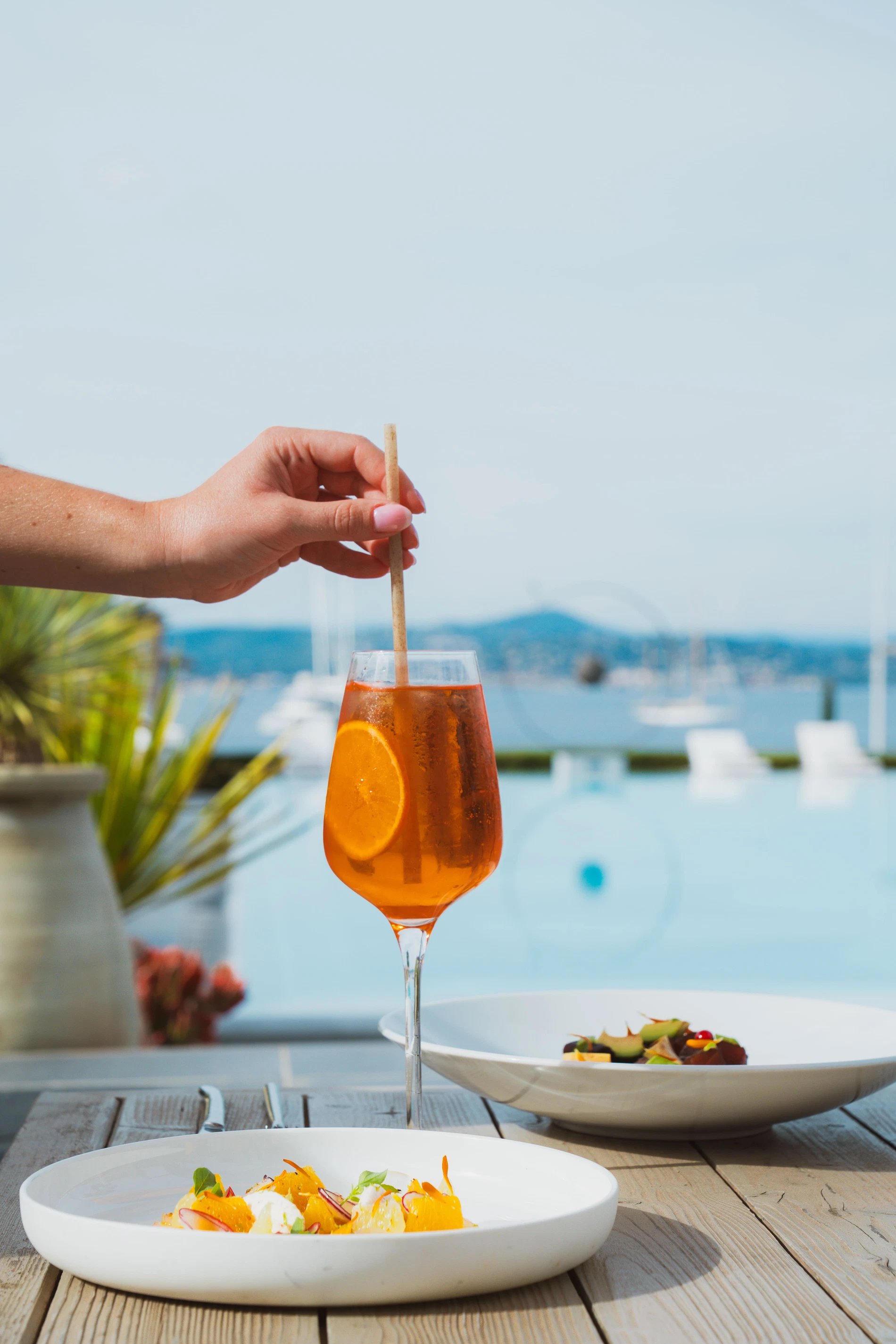 在圣特罗佩Kube酒店泳池畔享用地中海午餐。