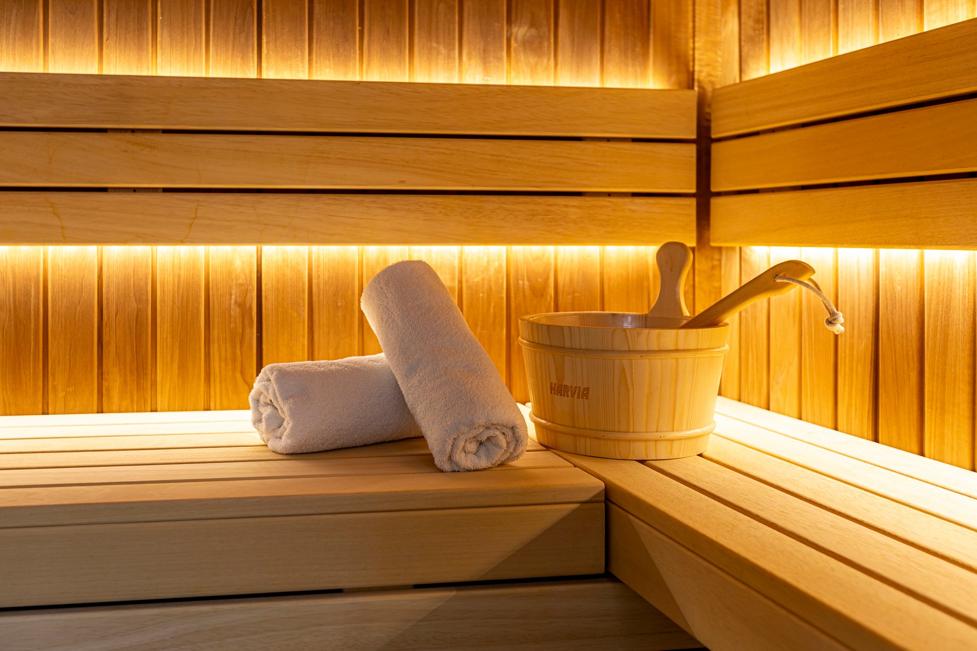 Sauna de l'Hôtel Alpha Boulogne à Boulogne-Billancourt, proche de Paris, offrant un moment de détente après une journée à la Seine Musicale ou au Trocadéro.