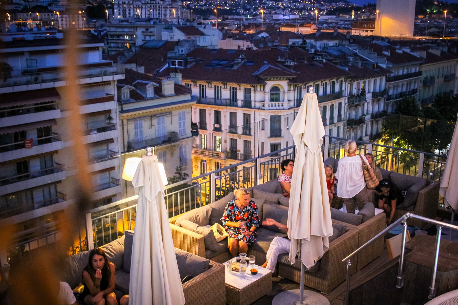 Friendly evening on the rooftop of Hôtel & Appartements Monsigny in Nice