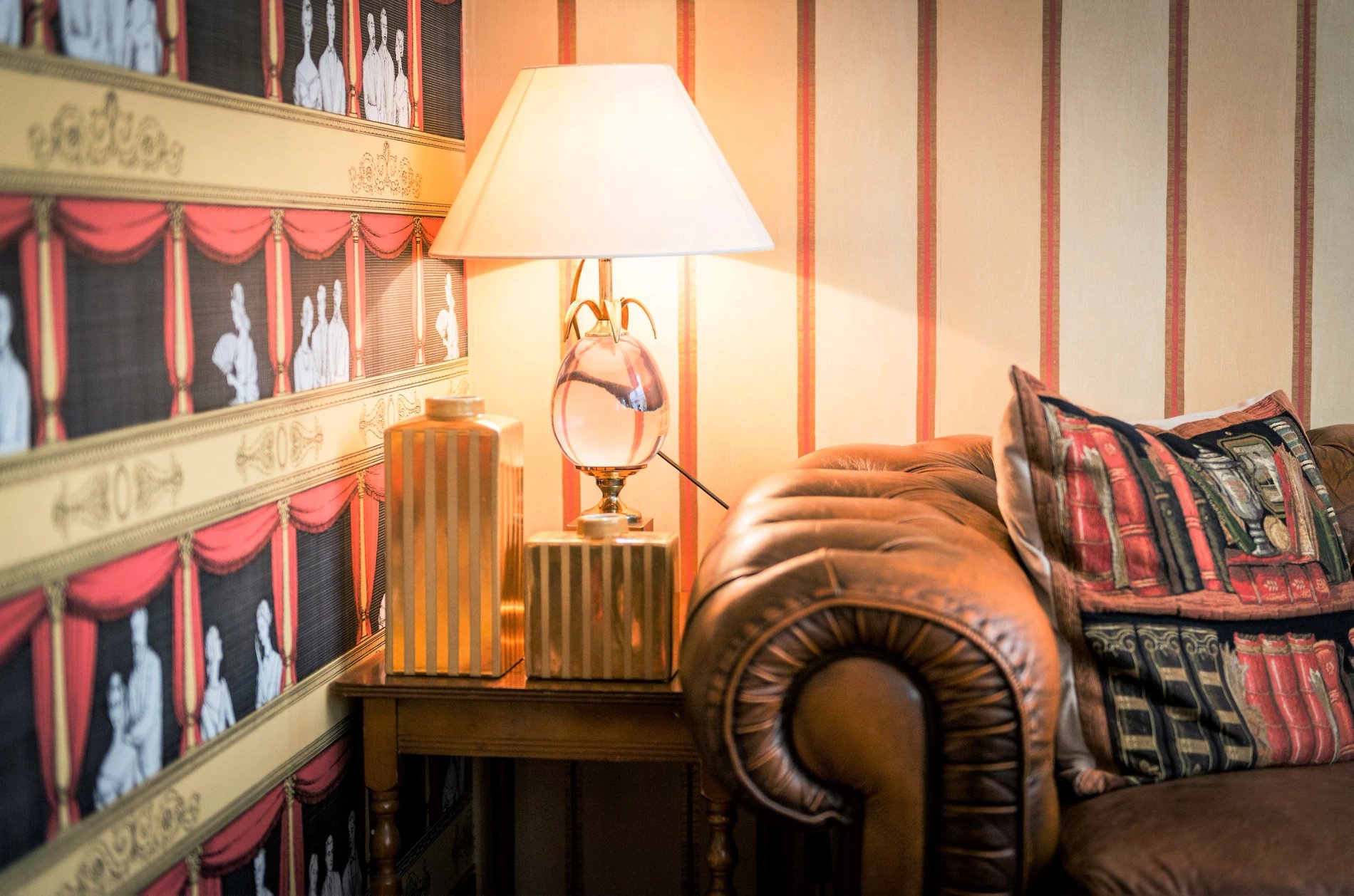 Chambre confortable à l'Hôtel du Théâtre dans le 17e arrondissement de Paris, idéal pour se détendre après une visite au Sacré-Cœur ou aux Tuileries. Proche du Louvre et des Champs-Elysées, parfait pour un séjour relaxant.