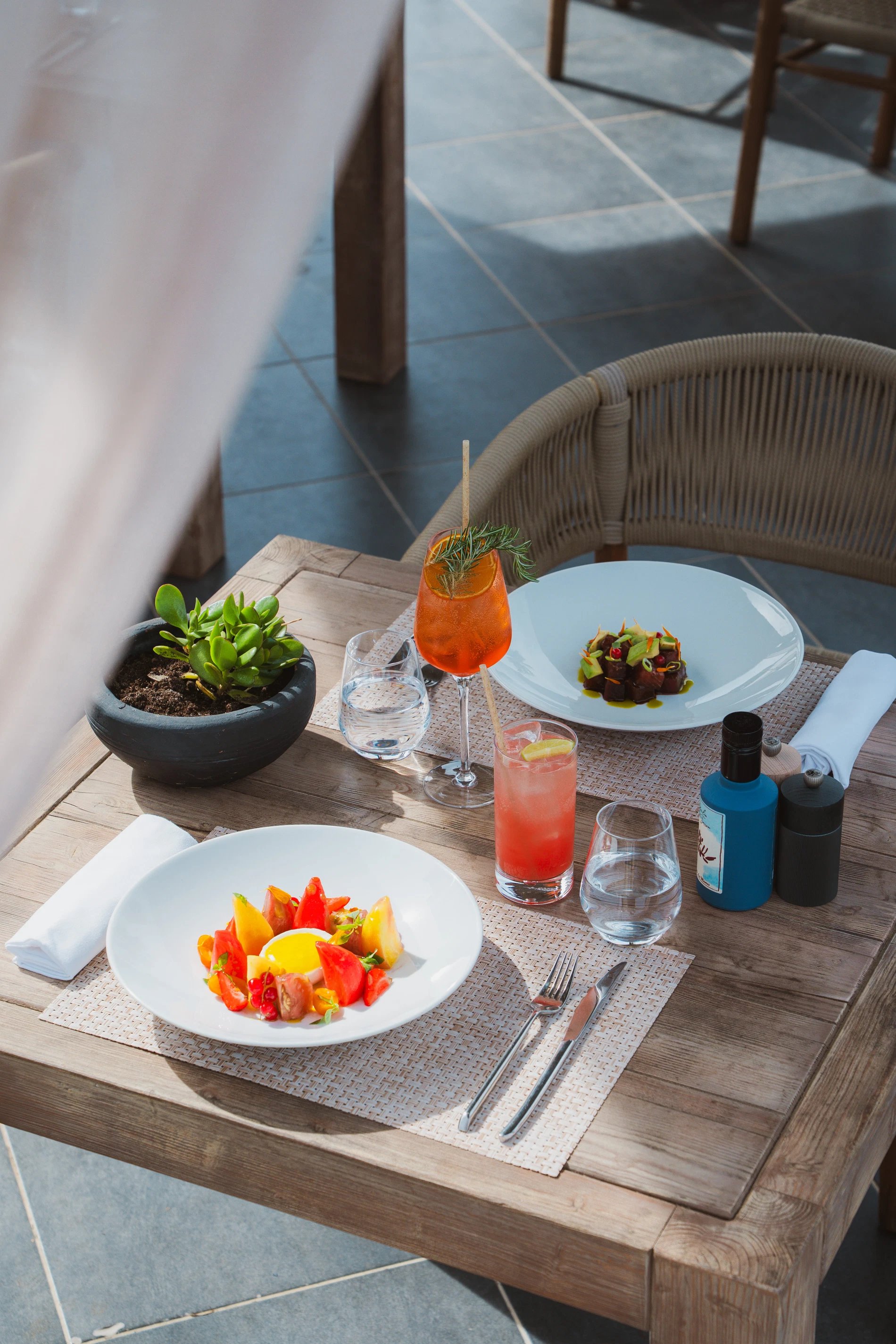 在圣特罗佩Kube餐厅露台上,享用新鲜丰盛的美食。