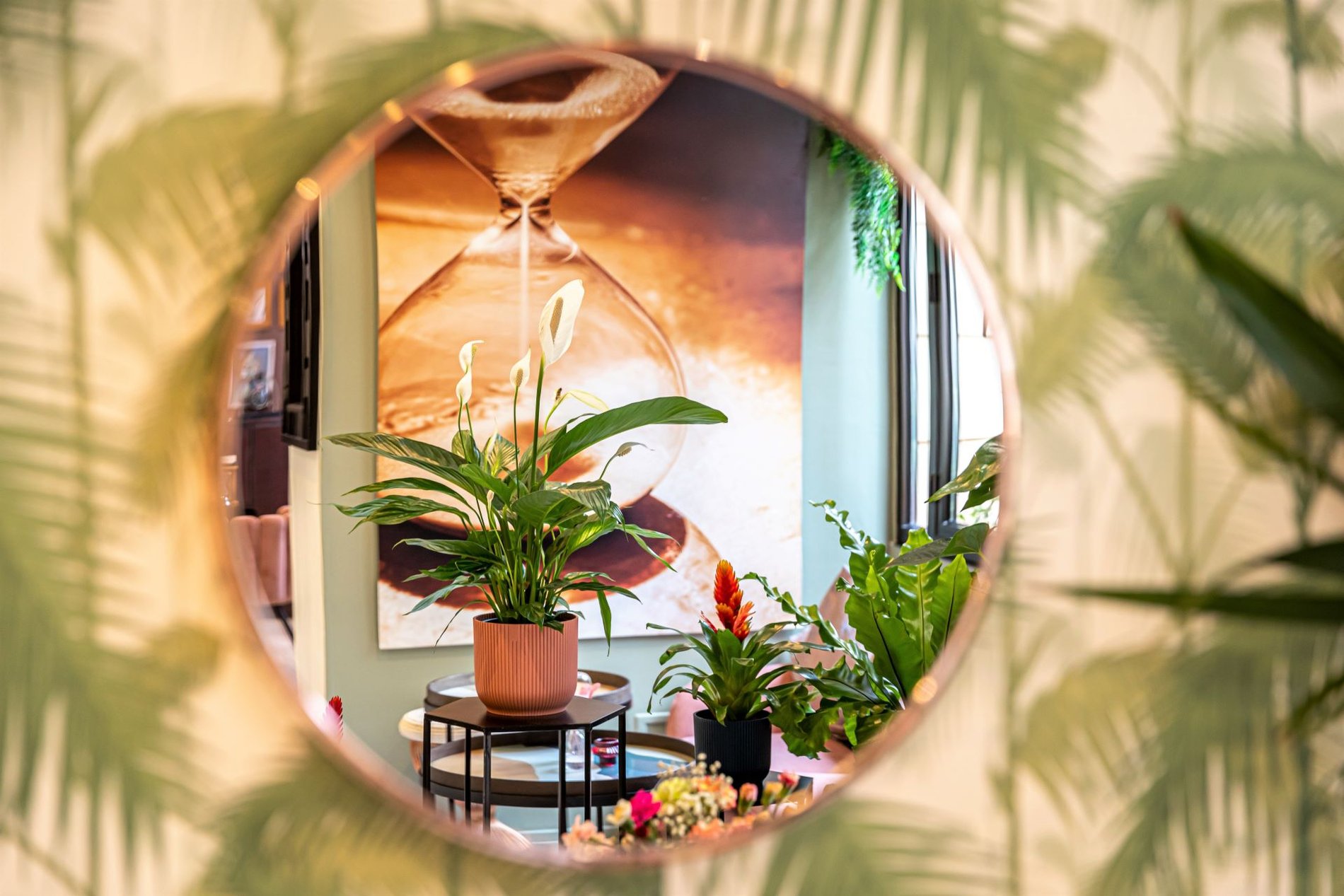 Miroir décoratif dans le hall de l'hôtel Ariane Montparnasse, 14e arrondissement de Paris, proche des Catacombes et du Jardin du Luxembourg