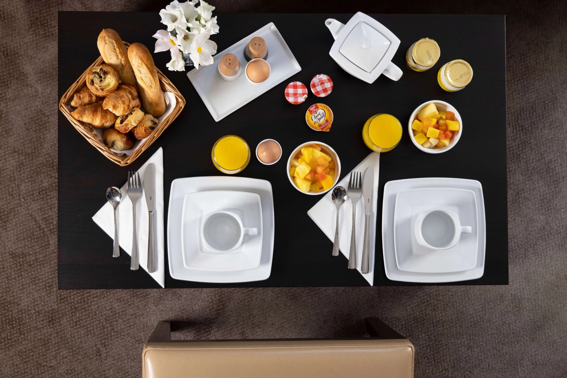 Petit-déjeuner complet servi à l'hôtel Le 46