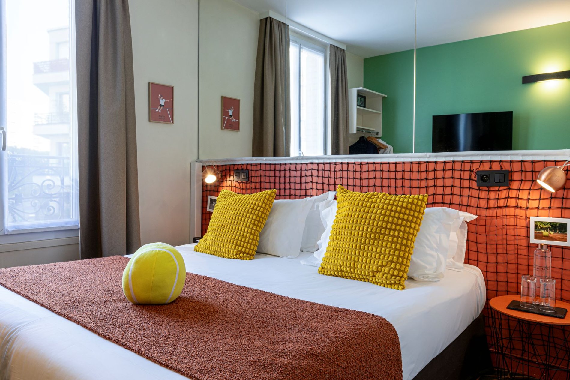 Chambre classique double avec lit confortable à l'hôtel Olympic à Boulogne-Billancourt, proche du Parc des Princes et de Roland-Garros.