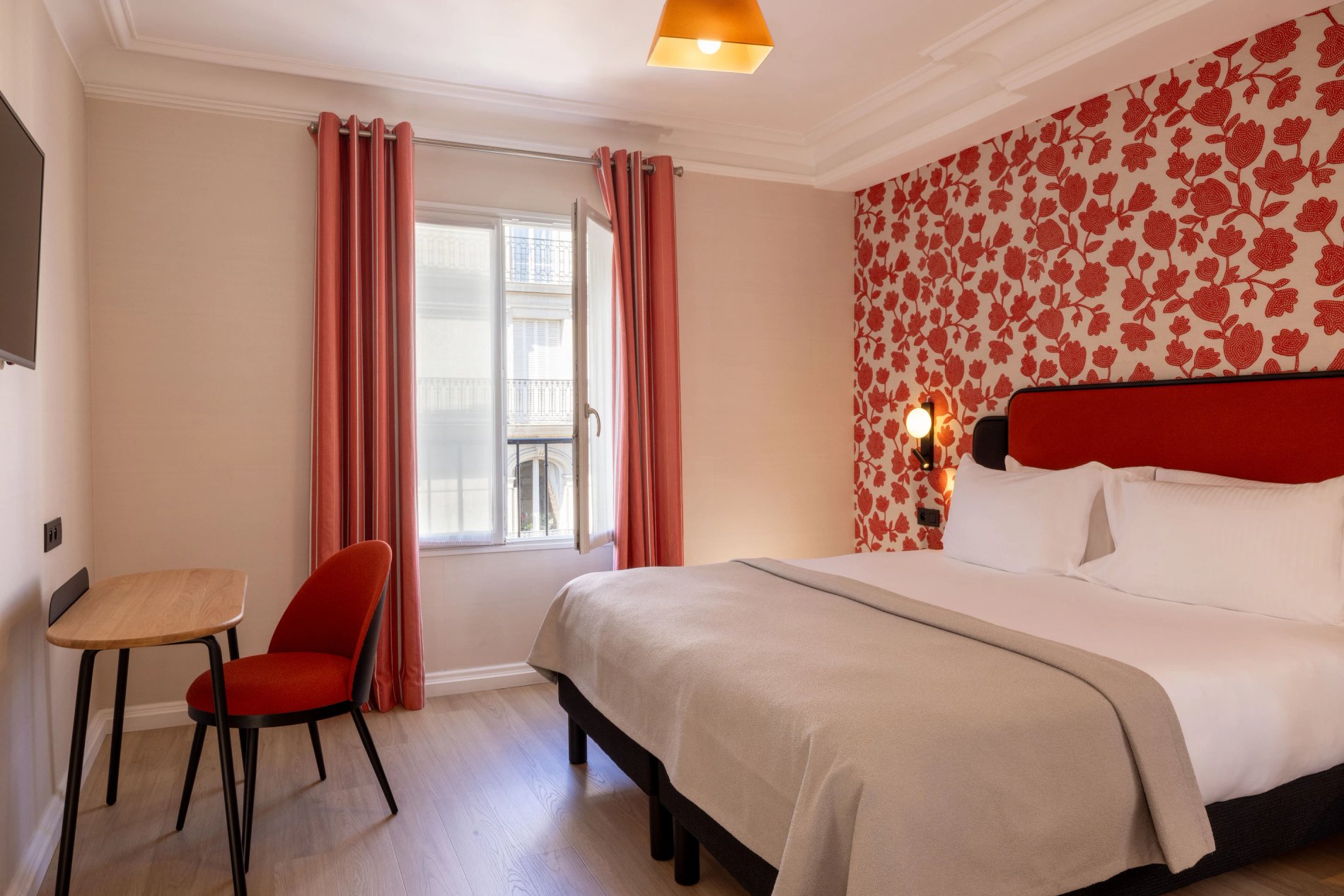 Chambre double avec décoration rouge et chaleureuse à l’hôtel Le 46