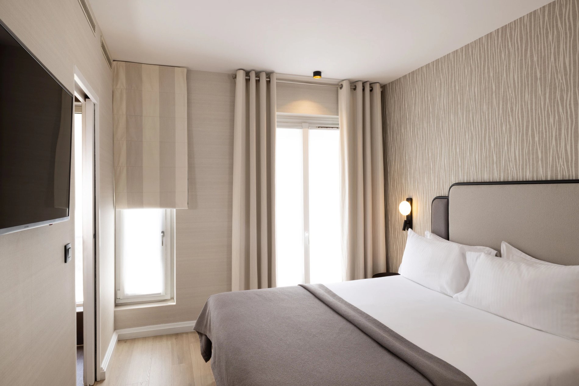 Bright and elegant double room at Hotel Le 46 in Paris