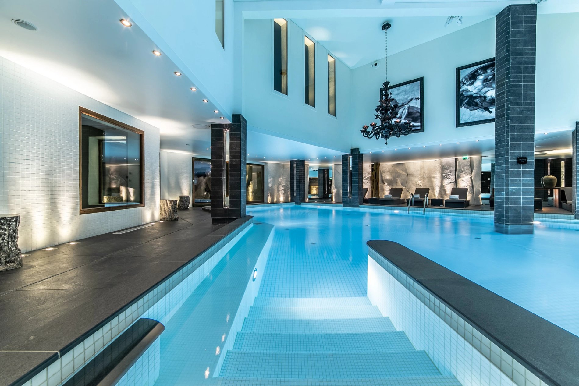 Piscine intérieure de l’Hôtel Le Strato avec bassin chauffé et ambiance lumineuse