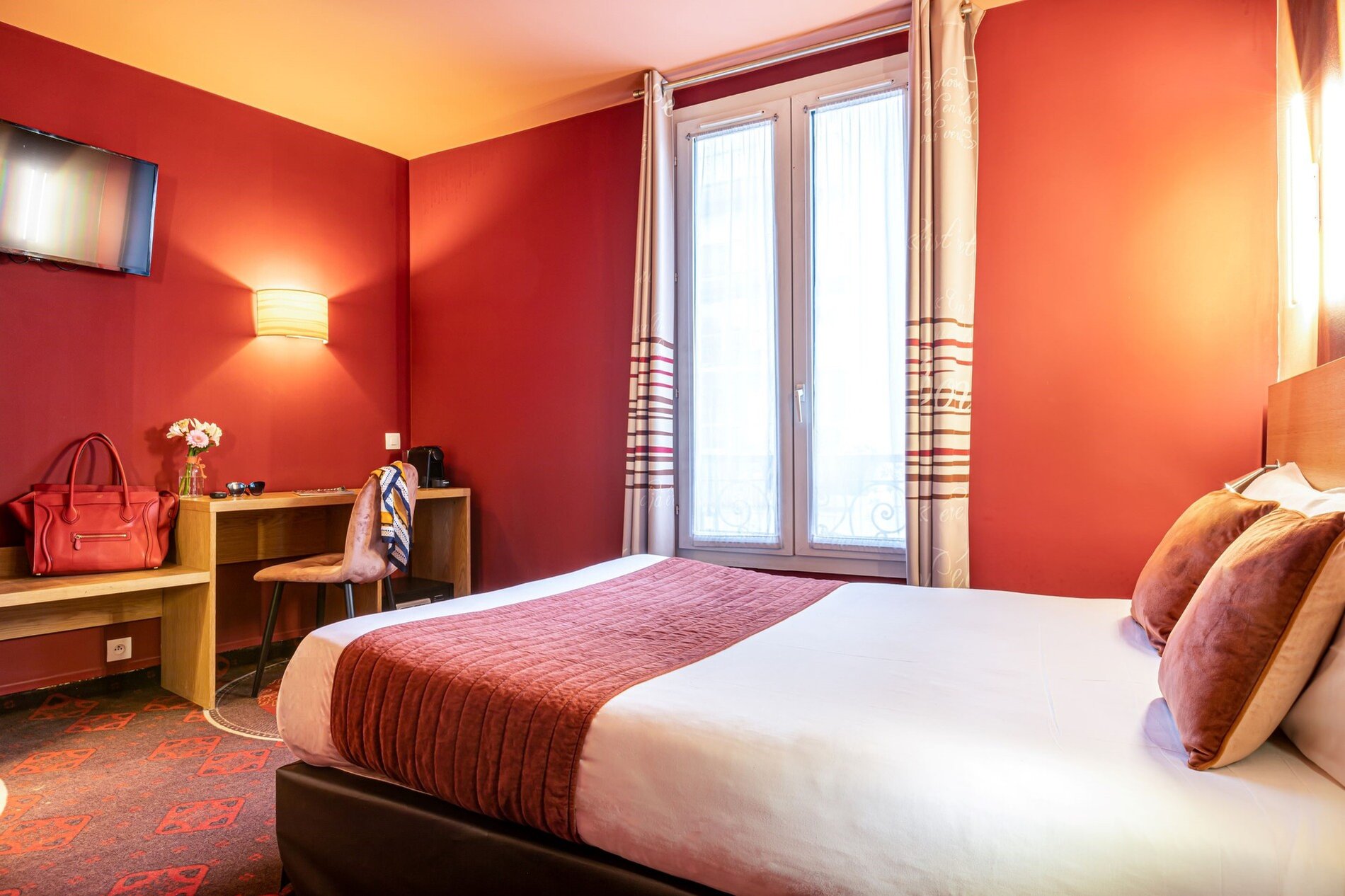 Chambre Confort élégante avec décoration chaleureuse à l'hôtel Ariane Montparnasse, 14e arrondissement de Paris, idéalement située près de la Fondation Cartier et des Catacombes