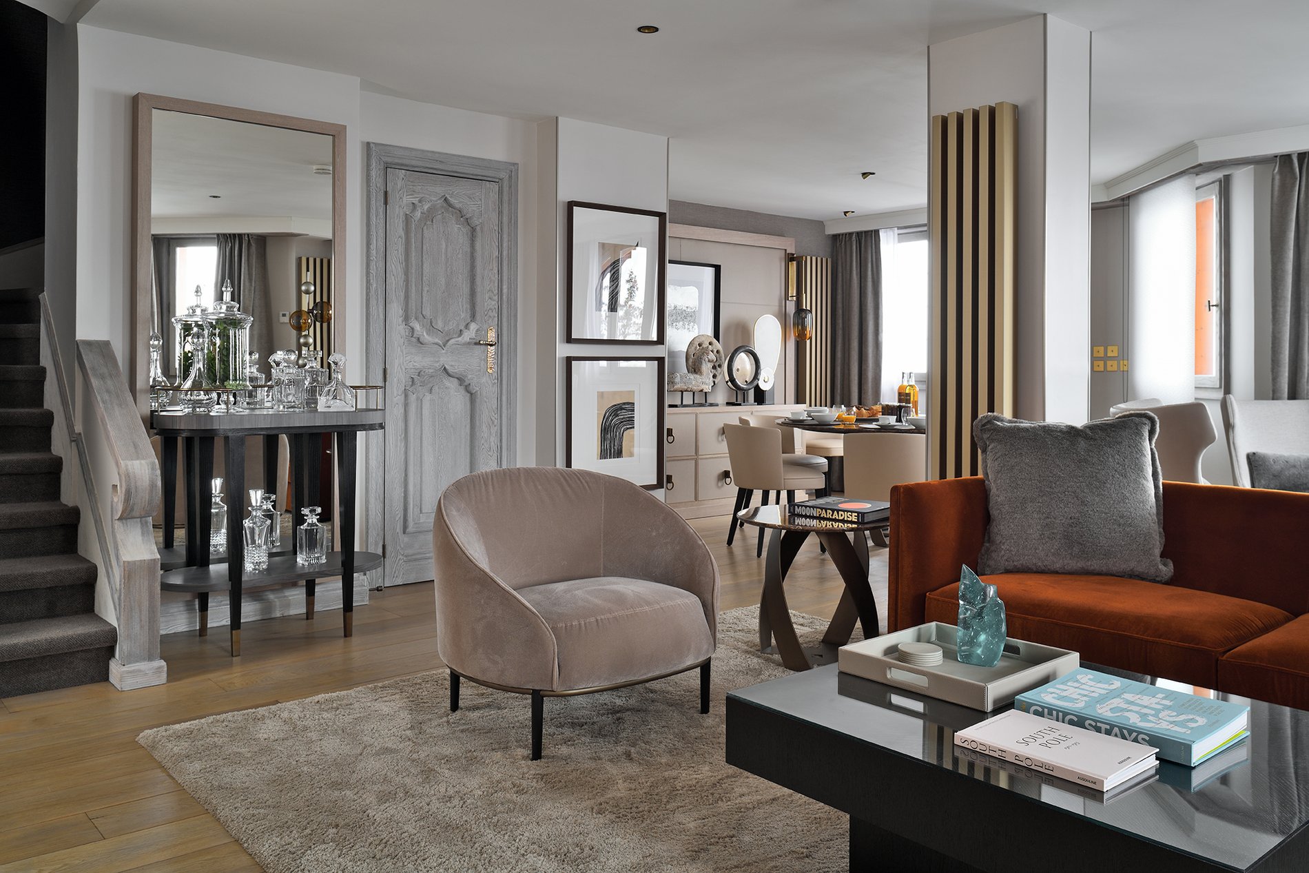 Stylish living room at Hôtel Le Strato in Courchevel with contemporary furniture and elegant atmosphere