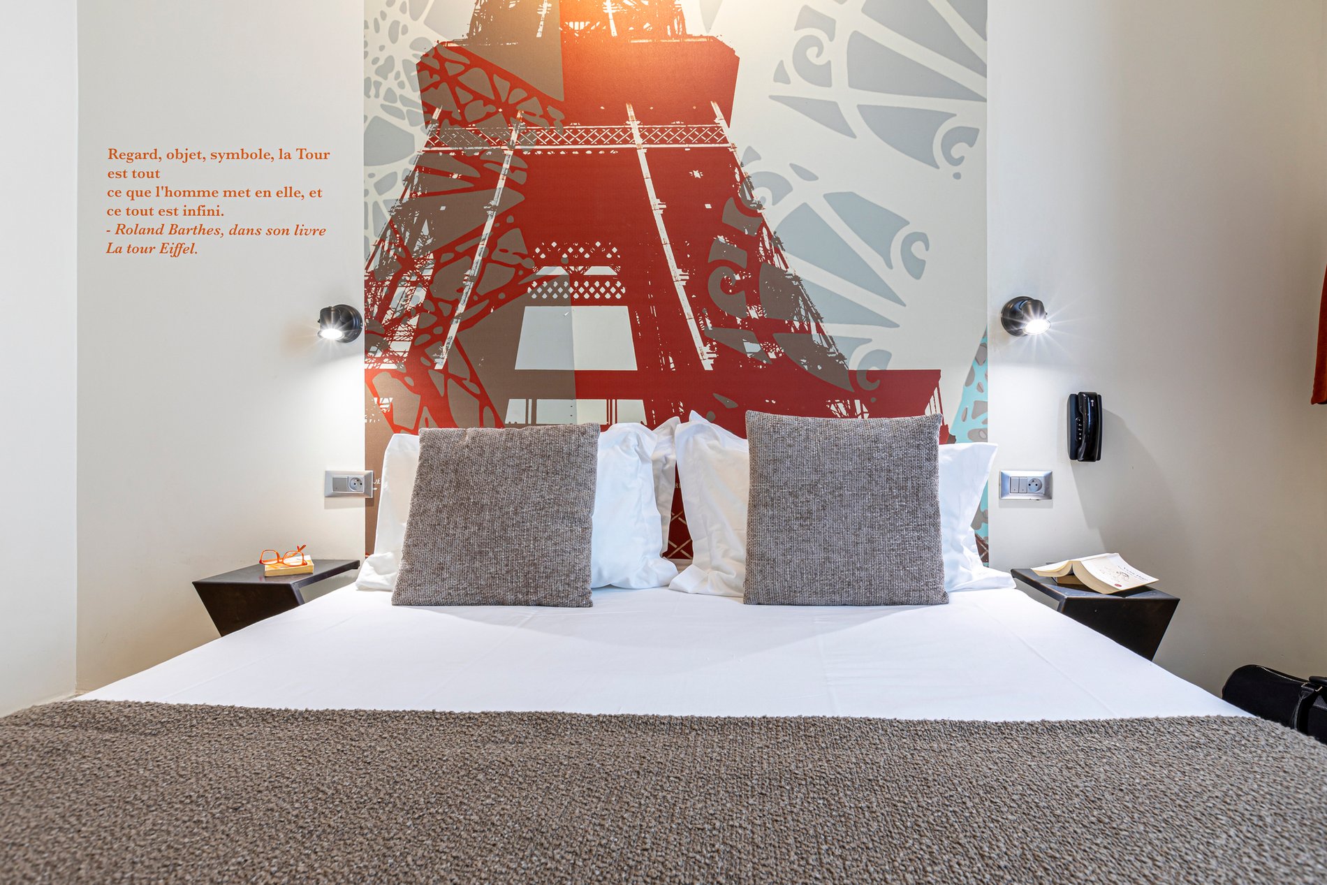 Chambre Privilège de l'Hôtel Alpha Boulogne à Boulogne-Billancourt, proche de Paris, avec décoration épurée de la Tour Eiffel, à proximité du Parc des Princes et de la Seine Musicale.