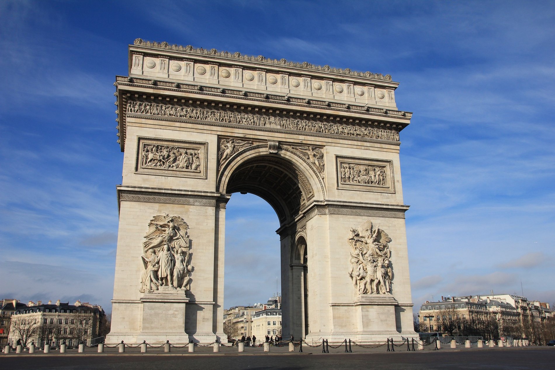 Arc de Triomphe à Paris, vue depuis le rond-point des Champs-Élysées, à proximité de l'Hôtel Glasgow Monceau.