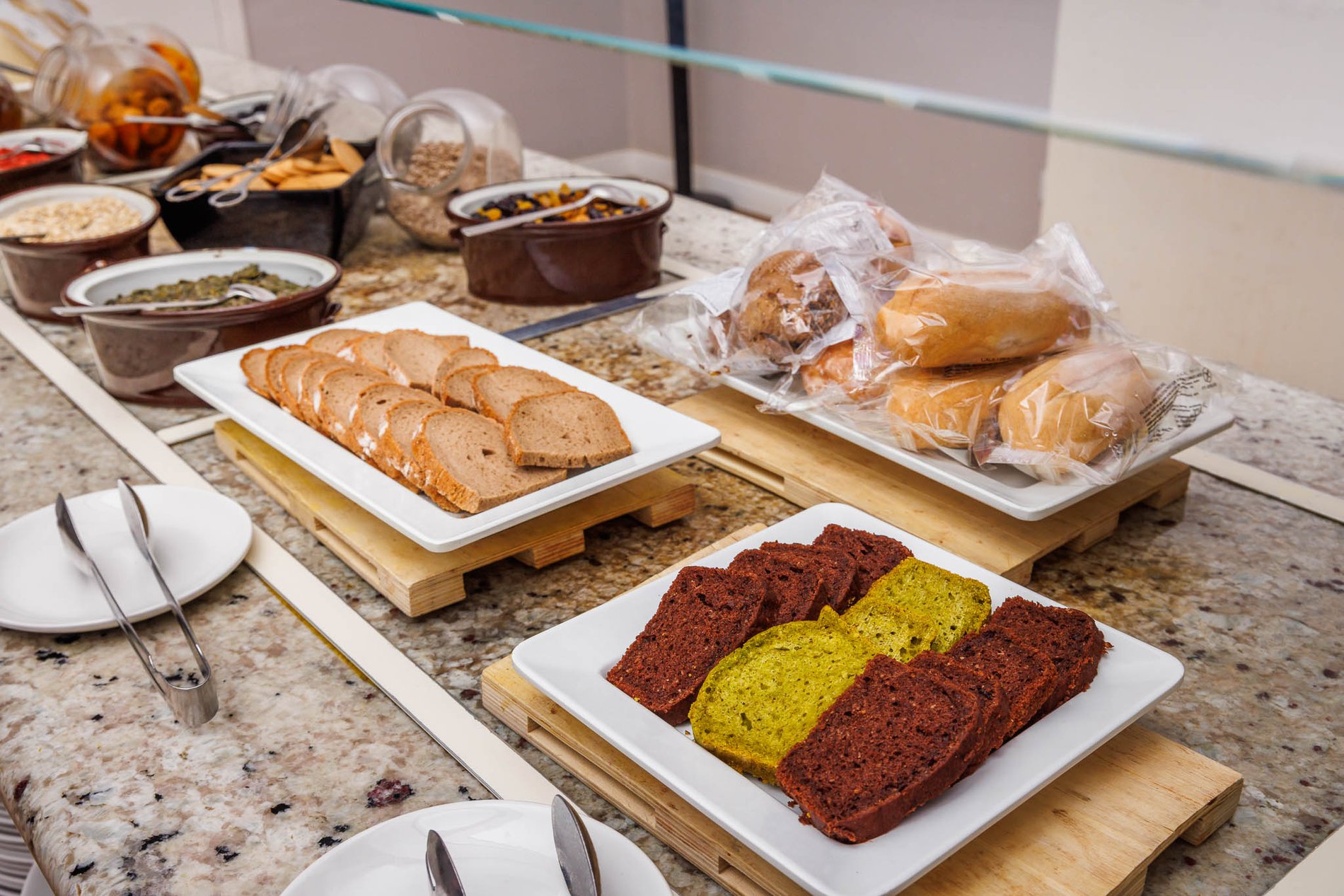 Variété de plats au buffet du petit-déjeuner à l’Hôtel Jupiter Albufeira