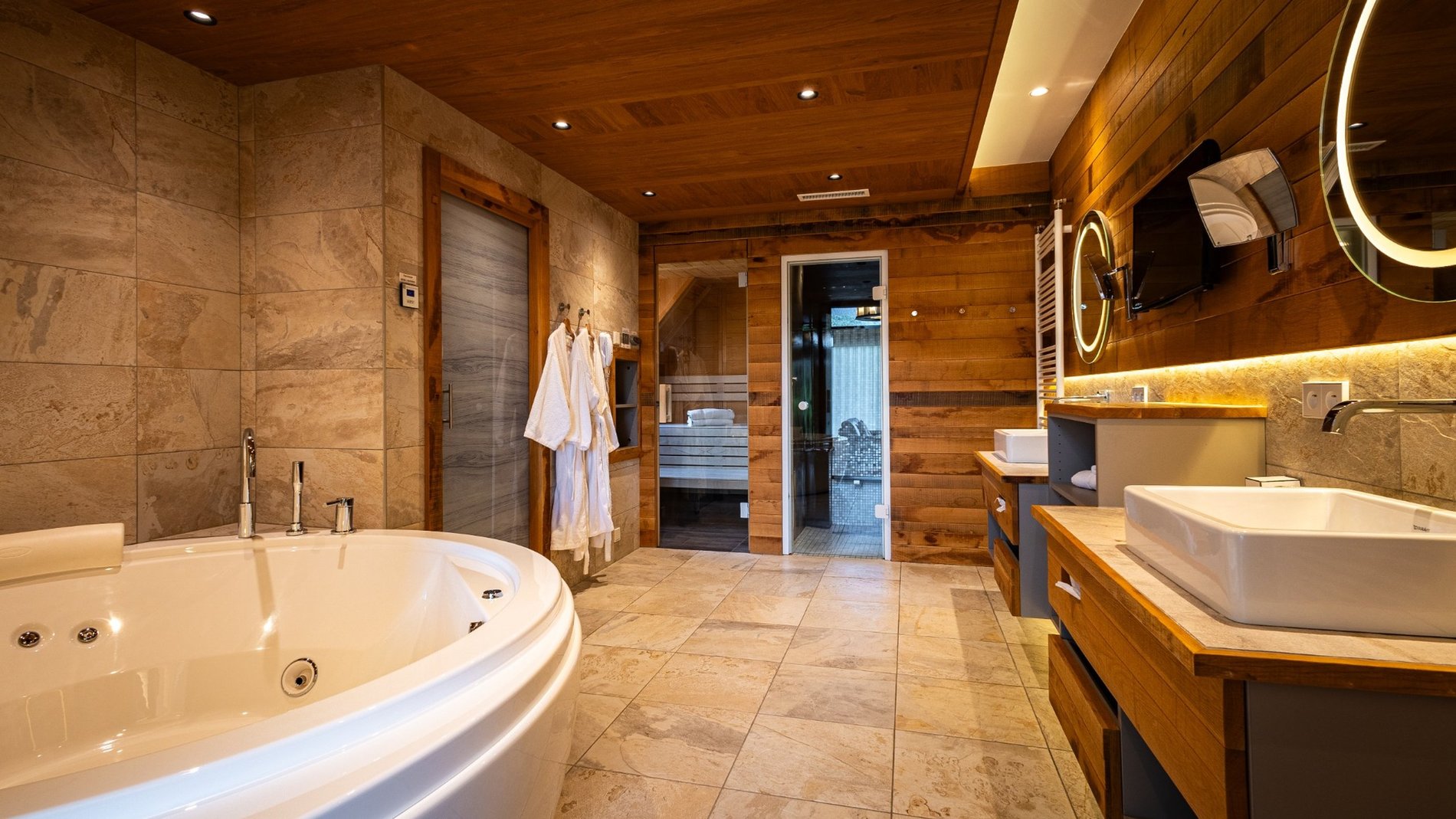 Sky-Suite-Spa-Jacuzzi