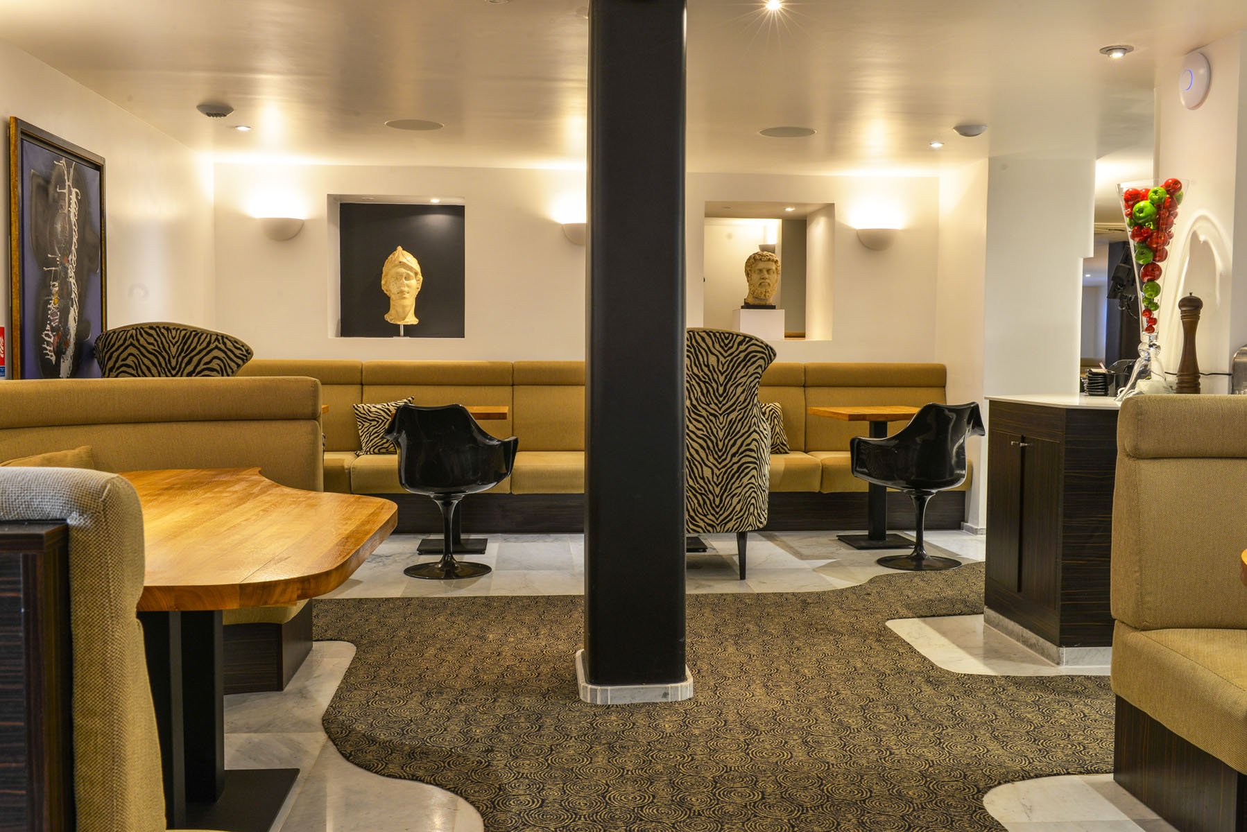 Restaurant dining room at Hôtel & Appartements Monsigny in Nice