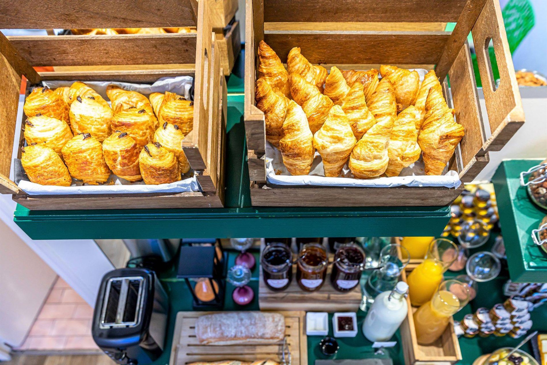 Buffet petit-déjeuner de l'hôtel Ariane Montparnasse, proche Alésia, avec pains au chocolat, croissants et jus de fruits frais