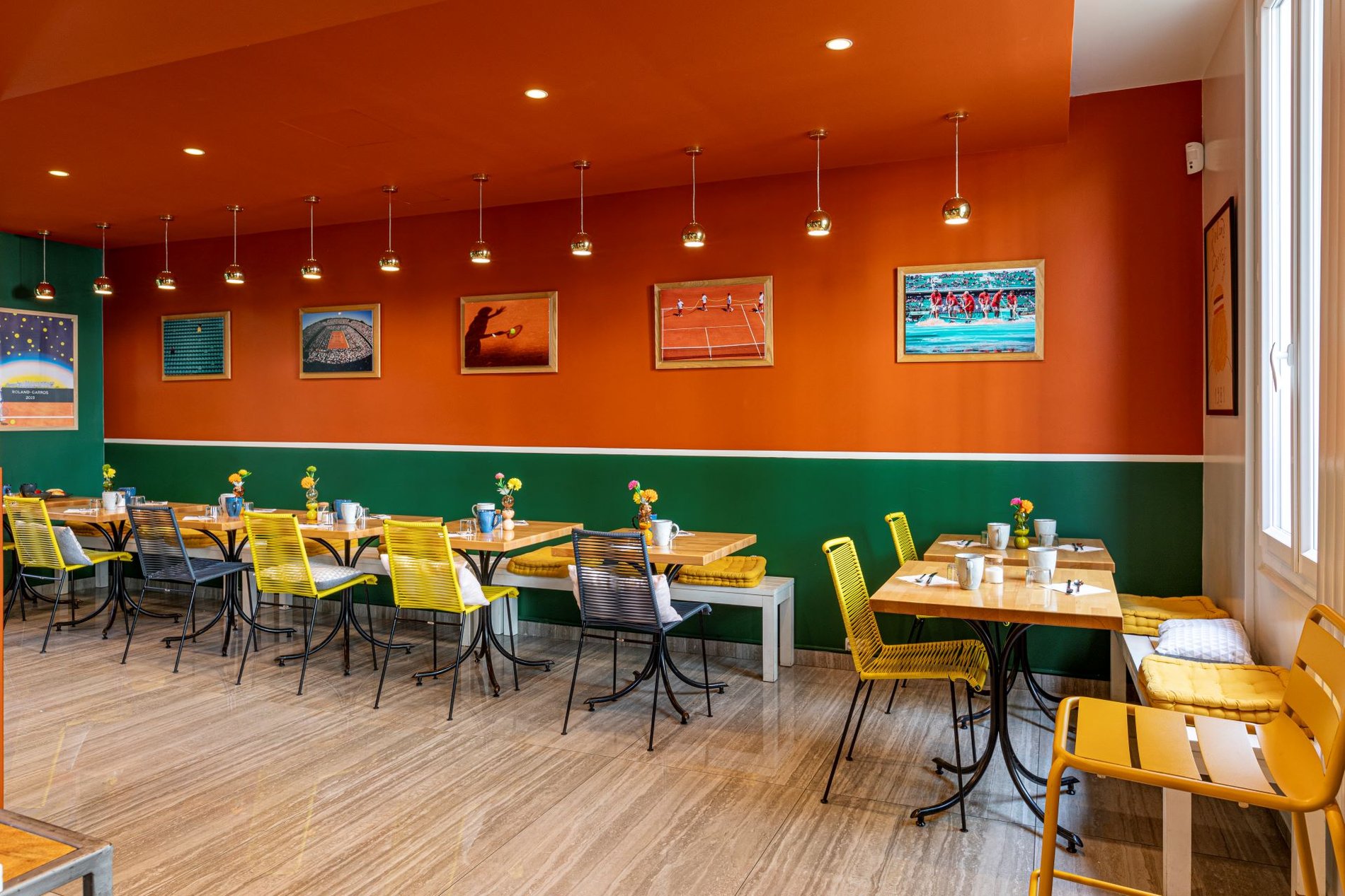 Salle de petit-déjeuner colorée de l'hôtel Olympic à Boulogne-Billancourt, près du Trocadéro et des Champs-Elysées.