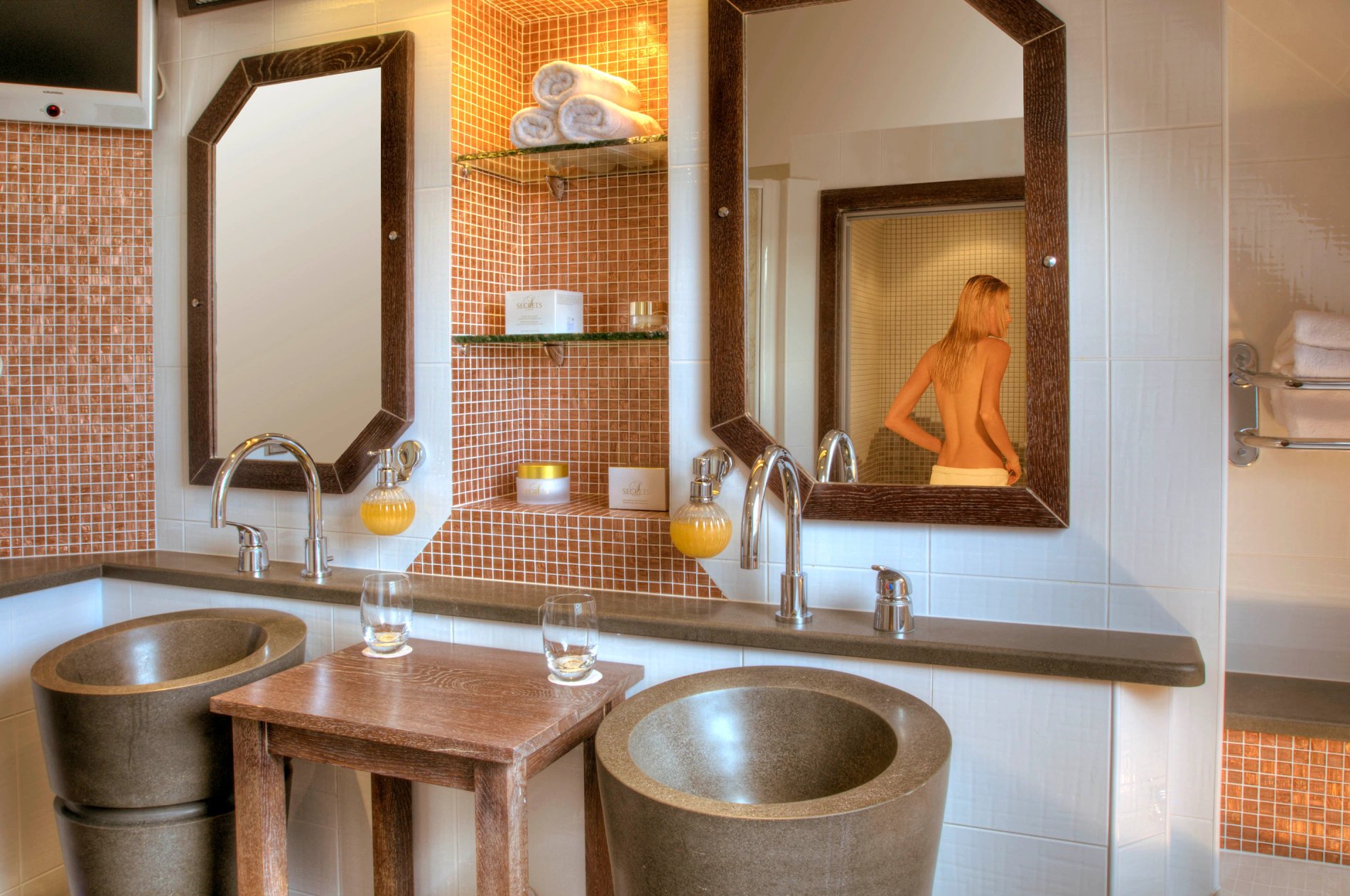 Hostellerie des Châteaux | Bathroom with double washbasin in a room with private spa at Hostellerie des Châteaux
