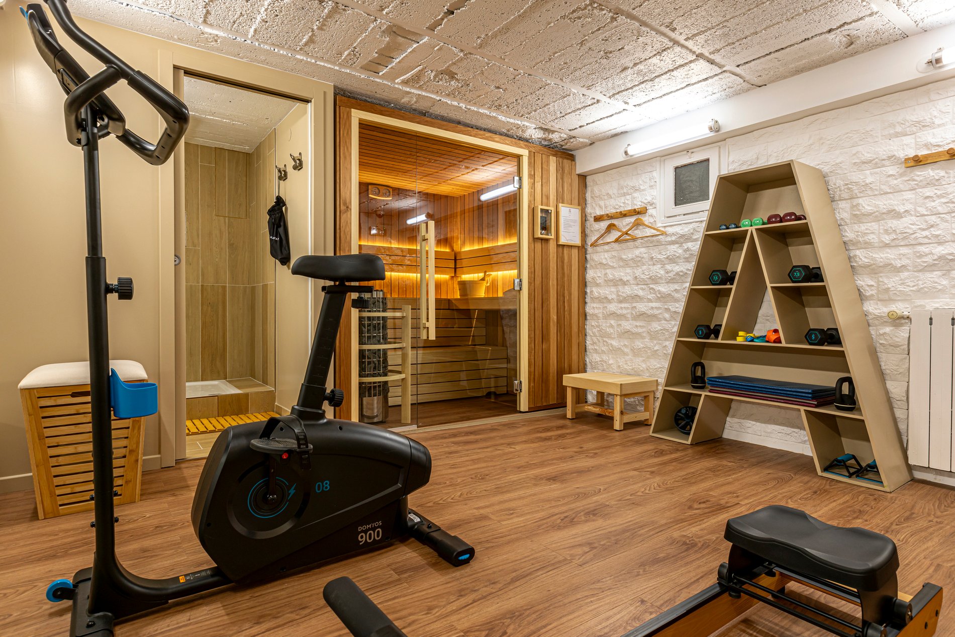 Espace forme et bien-être de l'hôtel Alpha Paris Eiffel à Boulogne-Billancourt, près de Paris. Avec salle de sport et sauna, idéal pour se détendre après avoir visité le Parc des Princes ou Roland-Garros.