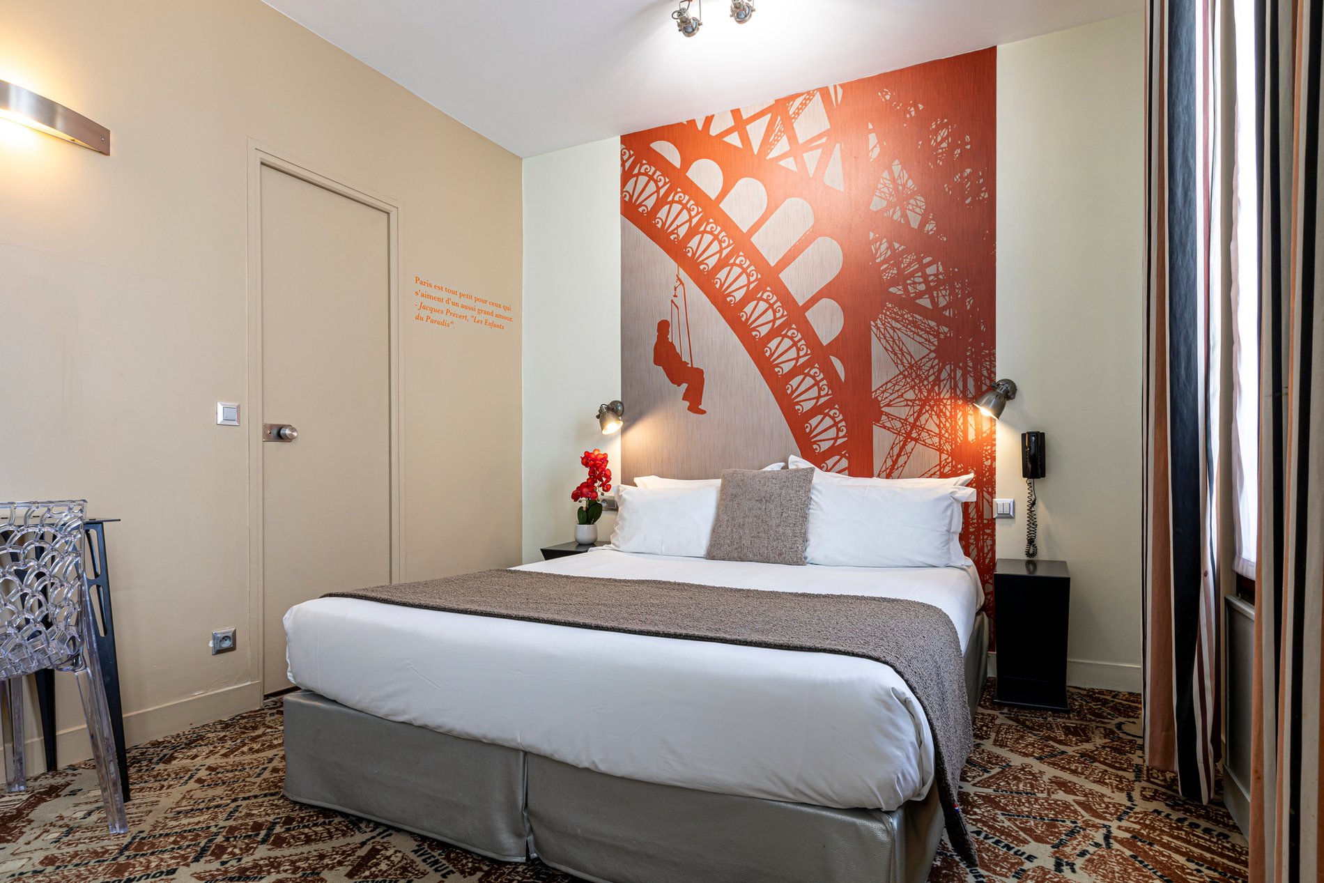 Chambre Junior Suite avec décoration inspirée de la Tour Eiffel à l'hôtel Alpha Boulogne, Boulogne-Billancourt. Proche du Stade Jean Bouin, Stade Pierre de Coubertin et le Trocadéro.