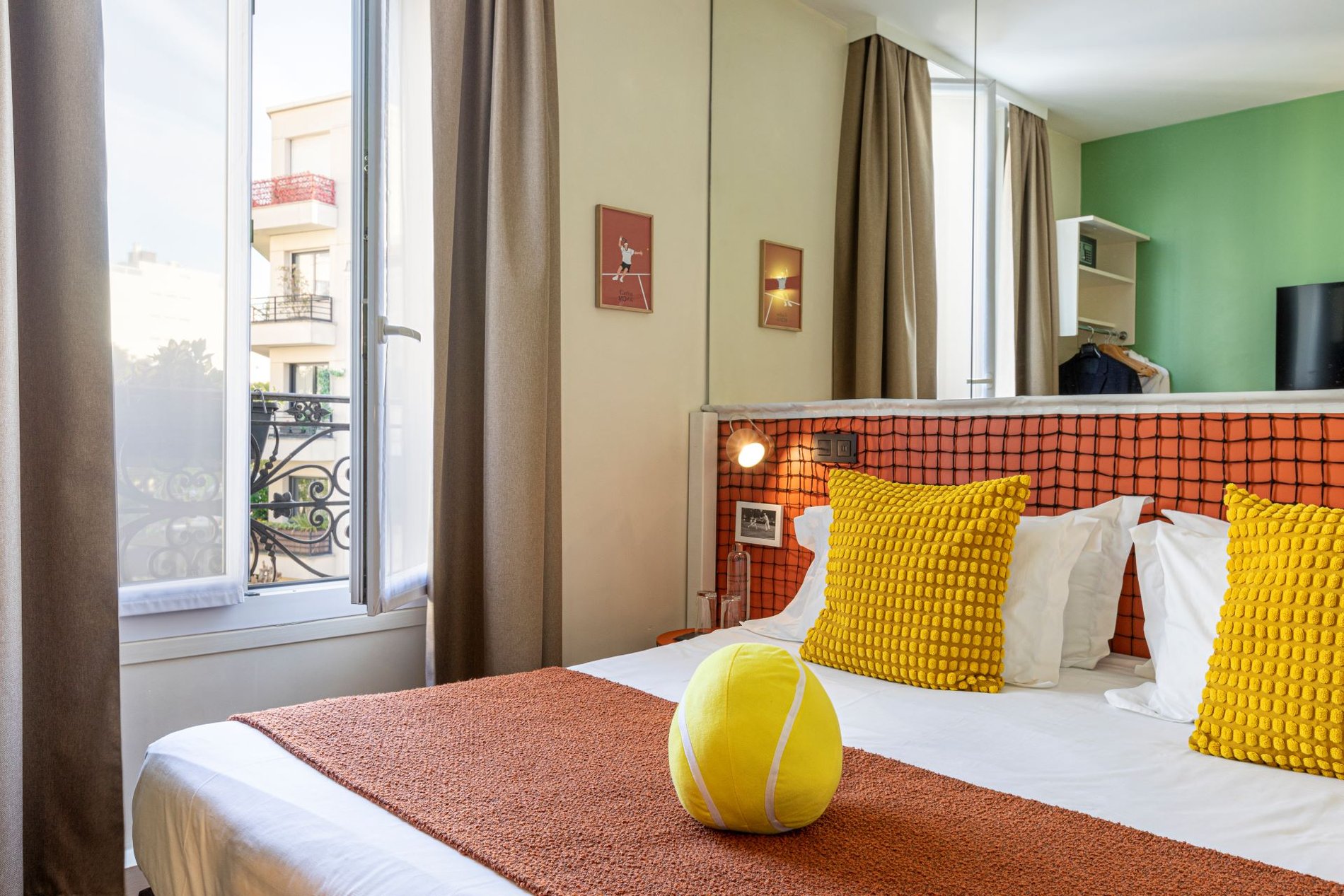 Chambre classique double de l'hôtel Olympic à Boulogne-Billancourt, à deux pas de l'Arc de Triomphe et de Paris.