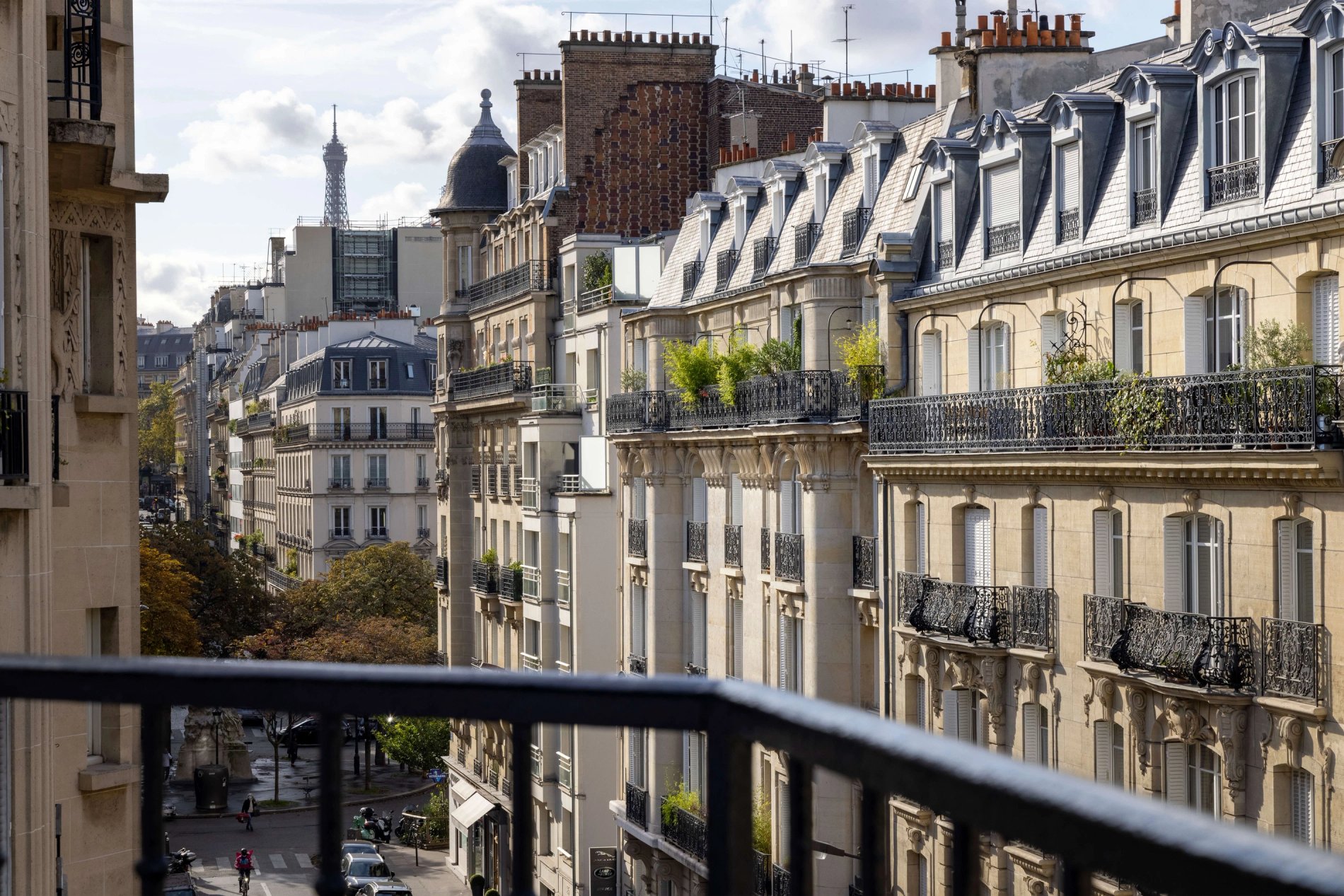 Vue sur les toits de Paris depuis l'une des chambres de l'hôtel Le 46