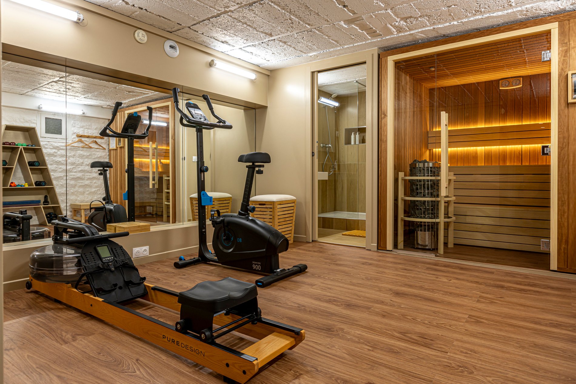Salle de sport bien équipée à l'Hôtel Alpha Paris, avec des équipements modernes et un sauna pour une détente optimale.