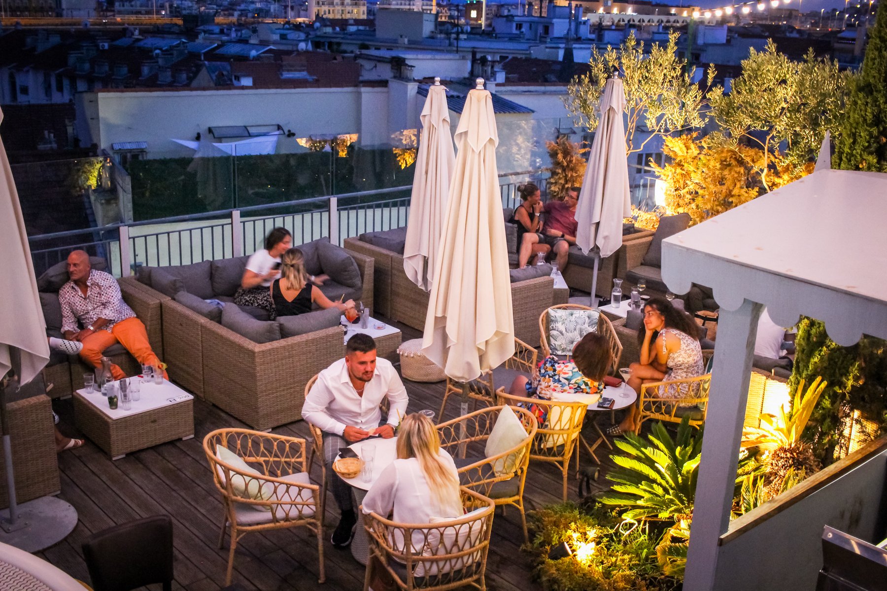 Evening atmosphere on the rooftop of Hôtel & Appartements Monsigny in Nice