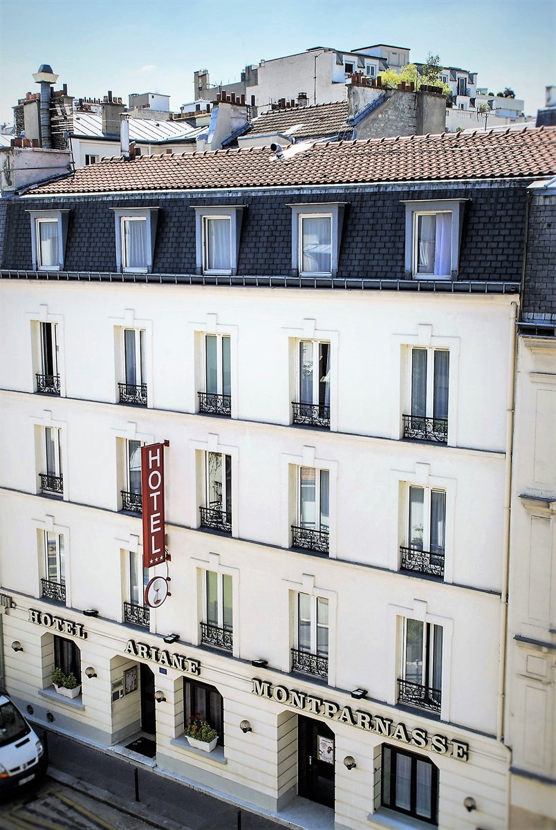 Façade de l'hôtel Ariane Montparnasse dans le 14e arrondissement de Paris, proche du Jardin de Luxembourg et de la Tour Montparnasse