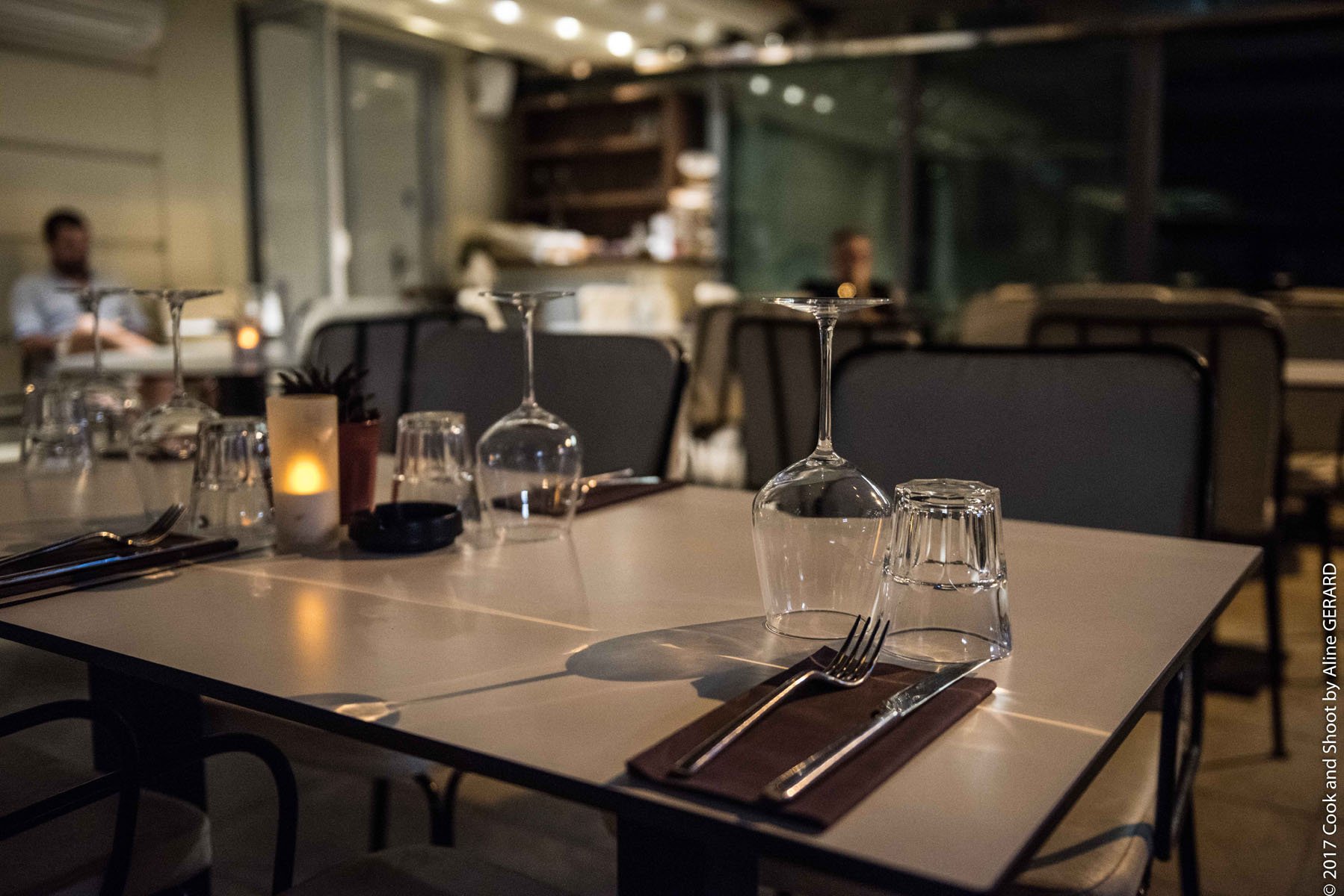 Table élégamment dressée au restaurant de l’Hôtel & Appartements Monsigny, cadre raffiné et ambiance cosy.