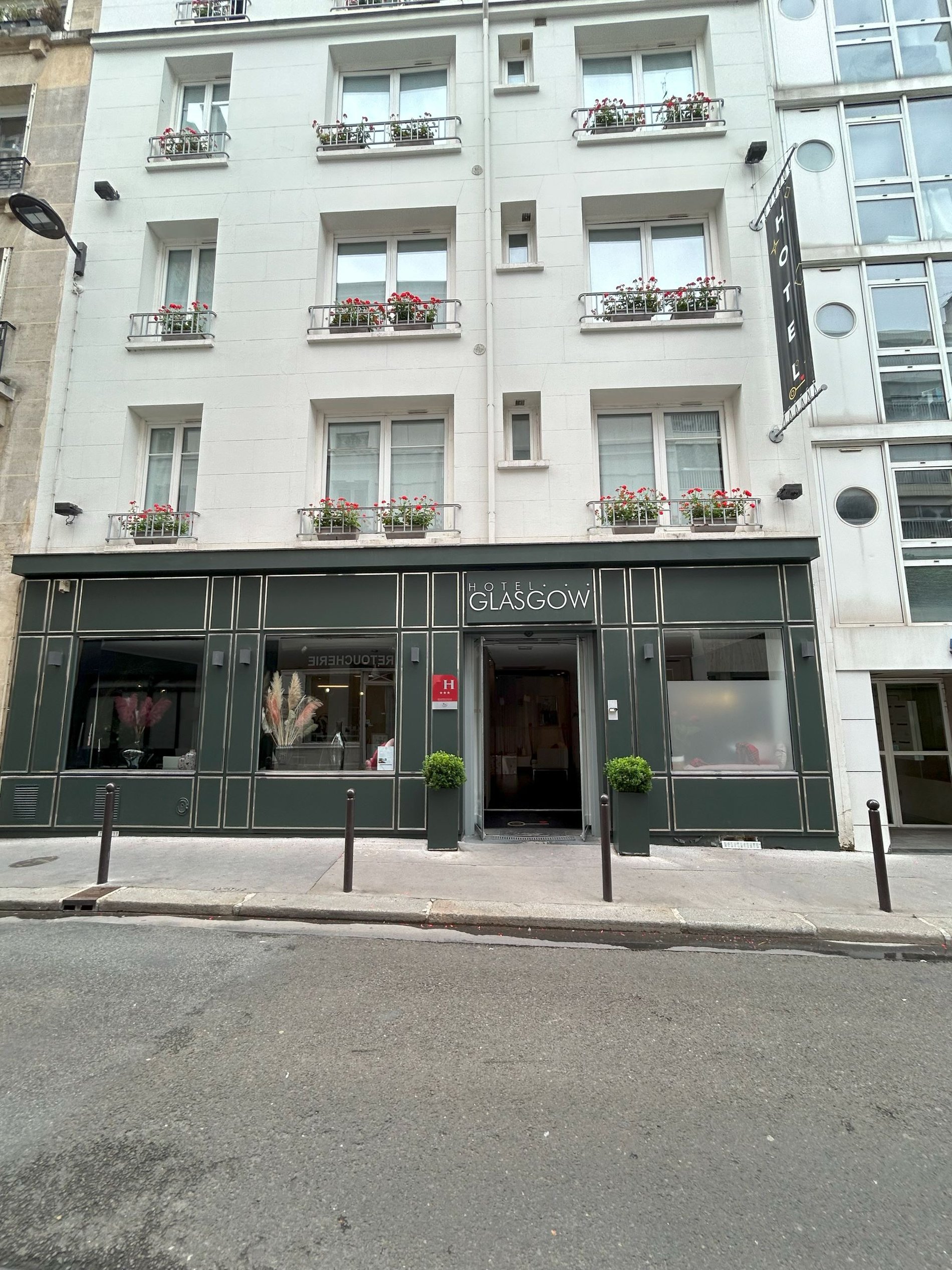 Façade de l'Hôtel Glasgow Monceau, Paris 17e, à proximité du Parc Monceau et des Champs-Elysées