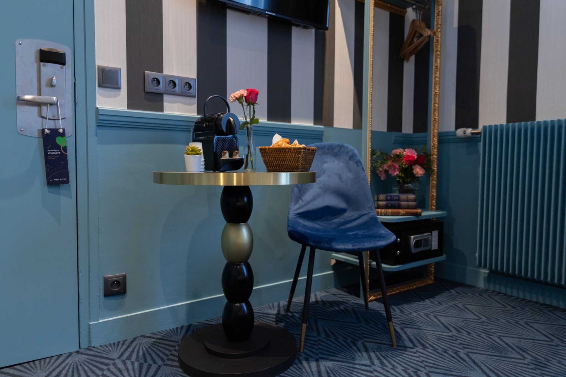 Chambre double élégante à l'Hôtel du Théâtre dans le 17e arrondissement de Paris, dotée d'une décoration inspirée par les livres. Proche de lieux emblématiques comme le Louvre et les Champs-Elysées, idéale pour les séjours culturels.