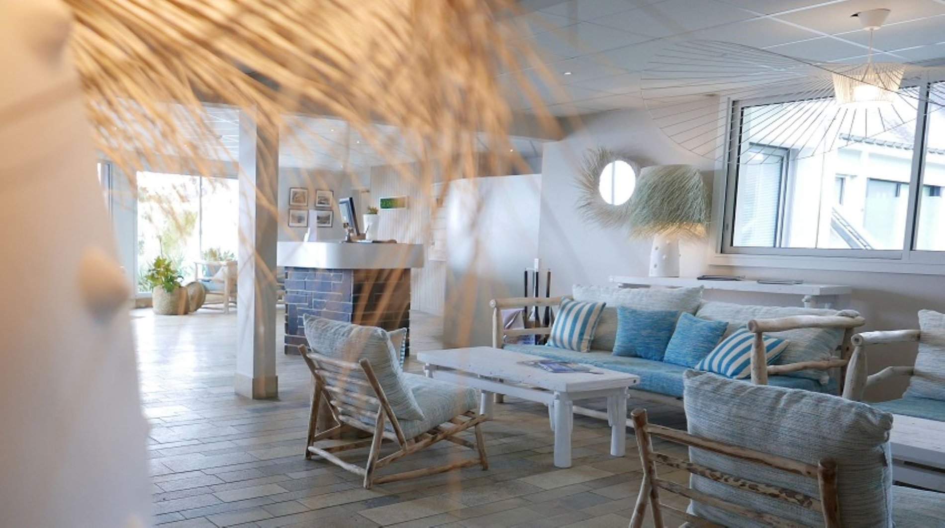 Hall d’accueil et espace lounge de l’Hôtel Le Cardinal à Belle-Île-en-Mer