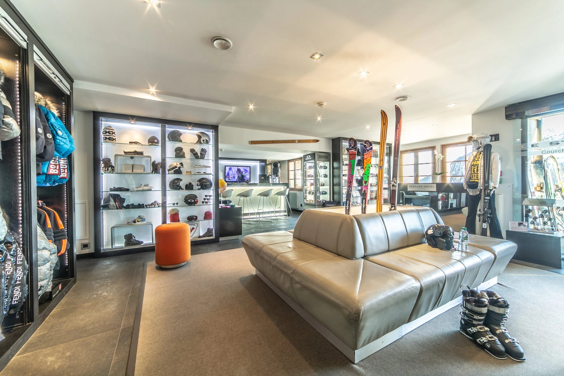 Ski room haut de gamme signé Bernard Orcel à l’hôtel Le Strato, avec équipements premium.