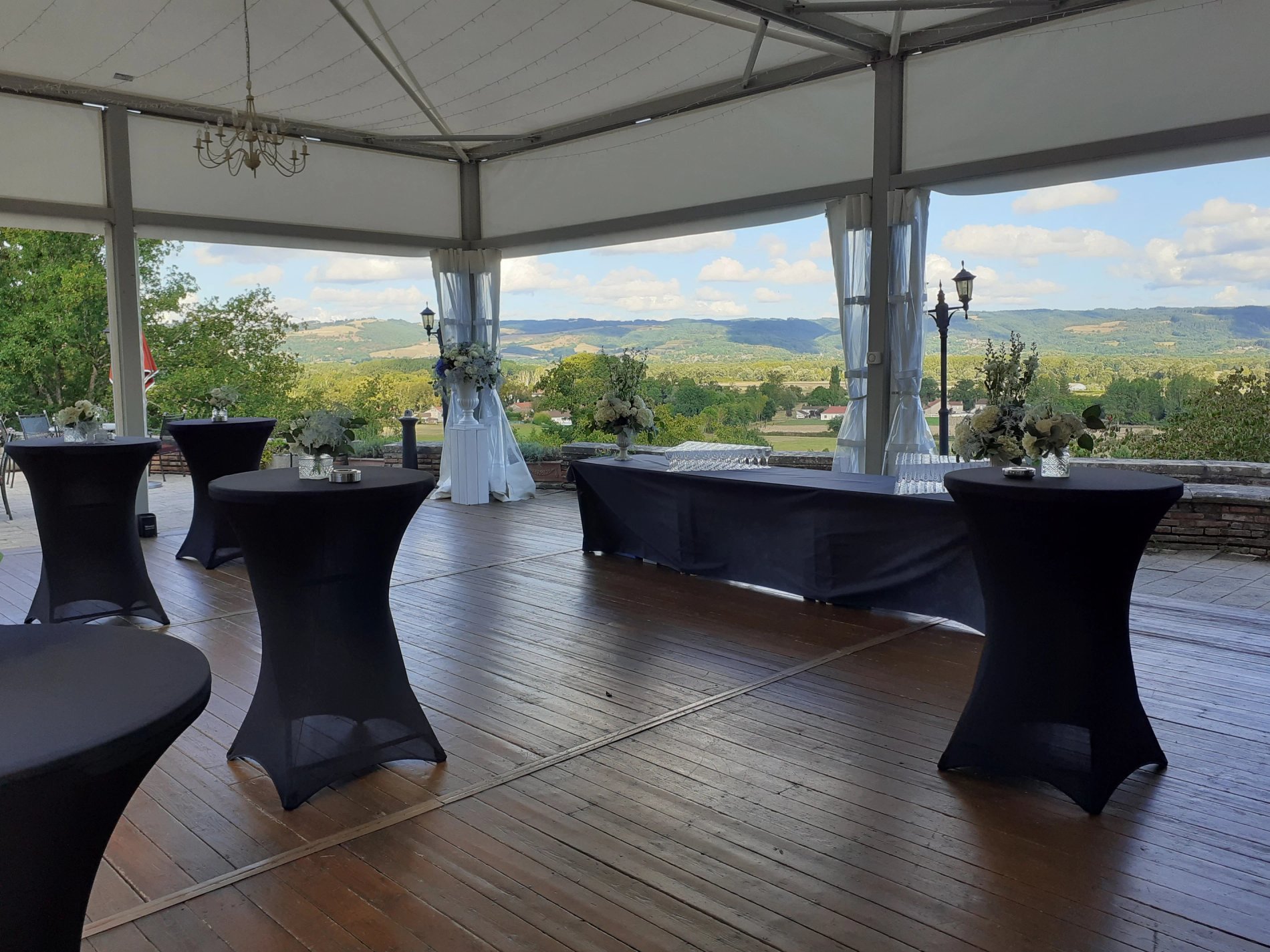 Marquee wedding cocktail Chateau de Maulmont