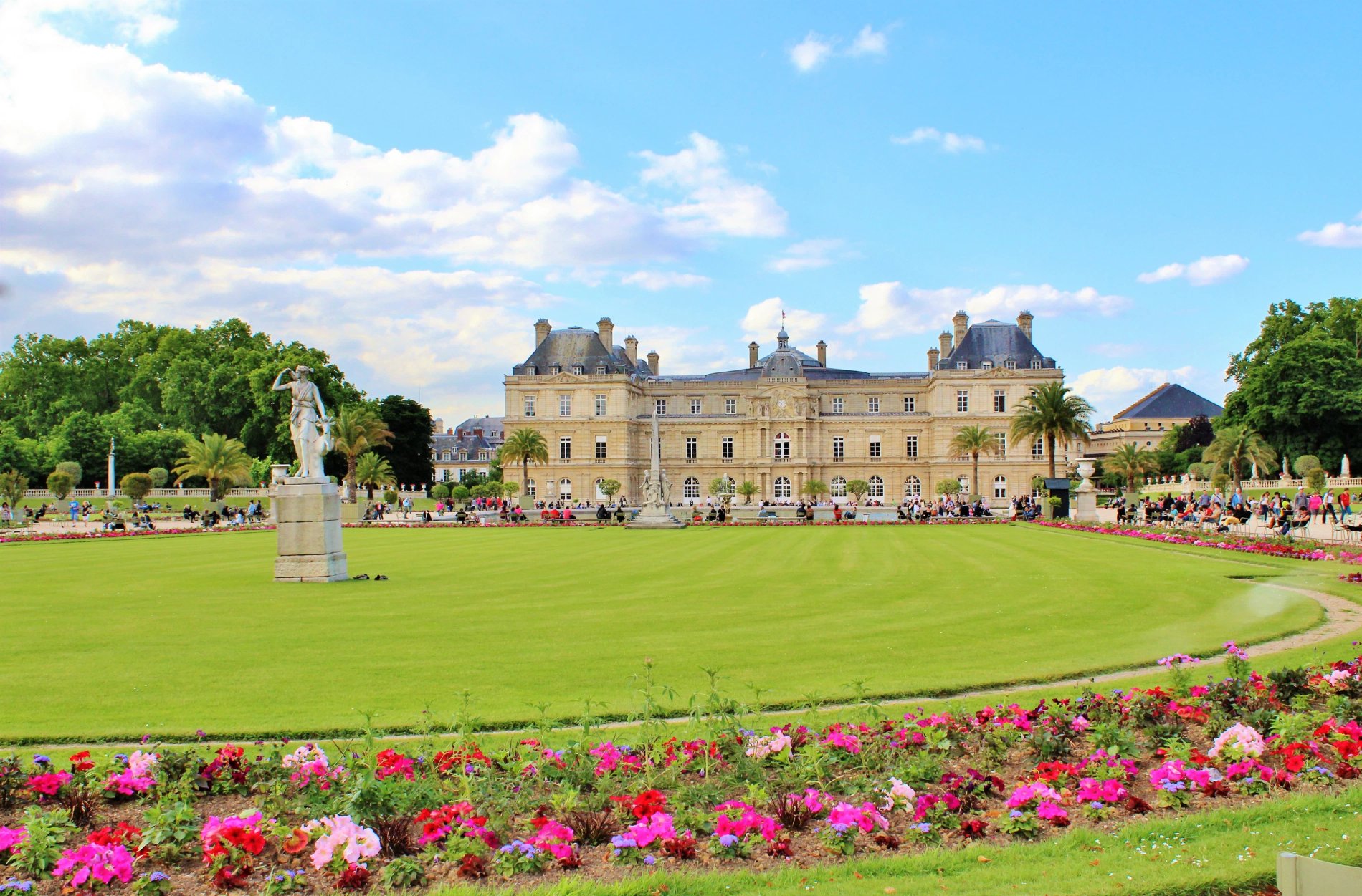 Vue panoramique du magnifique Jardin du Luxembourg, situé à proximité de l'hôtel Ariane Montparnasse dans le 14e arrondissement de Paris, offrant une oasis de verdure et de détente pour les visiteurs.