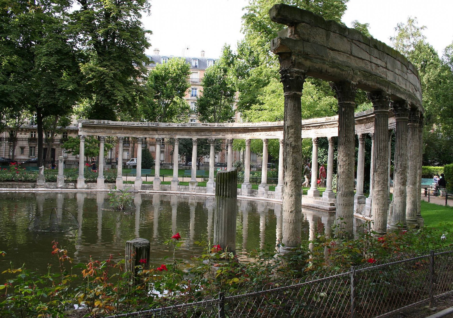 Le Parc Monceau, un charmant espace vert à proximité de l'Hôtel Romance Malesherbes à Paris 17ème, idéal pour une promenade tranquille.