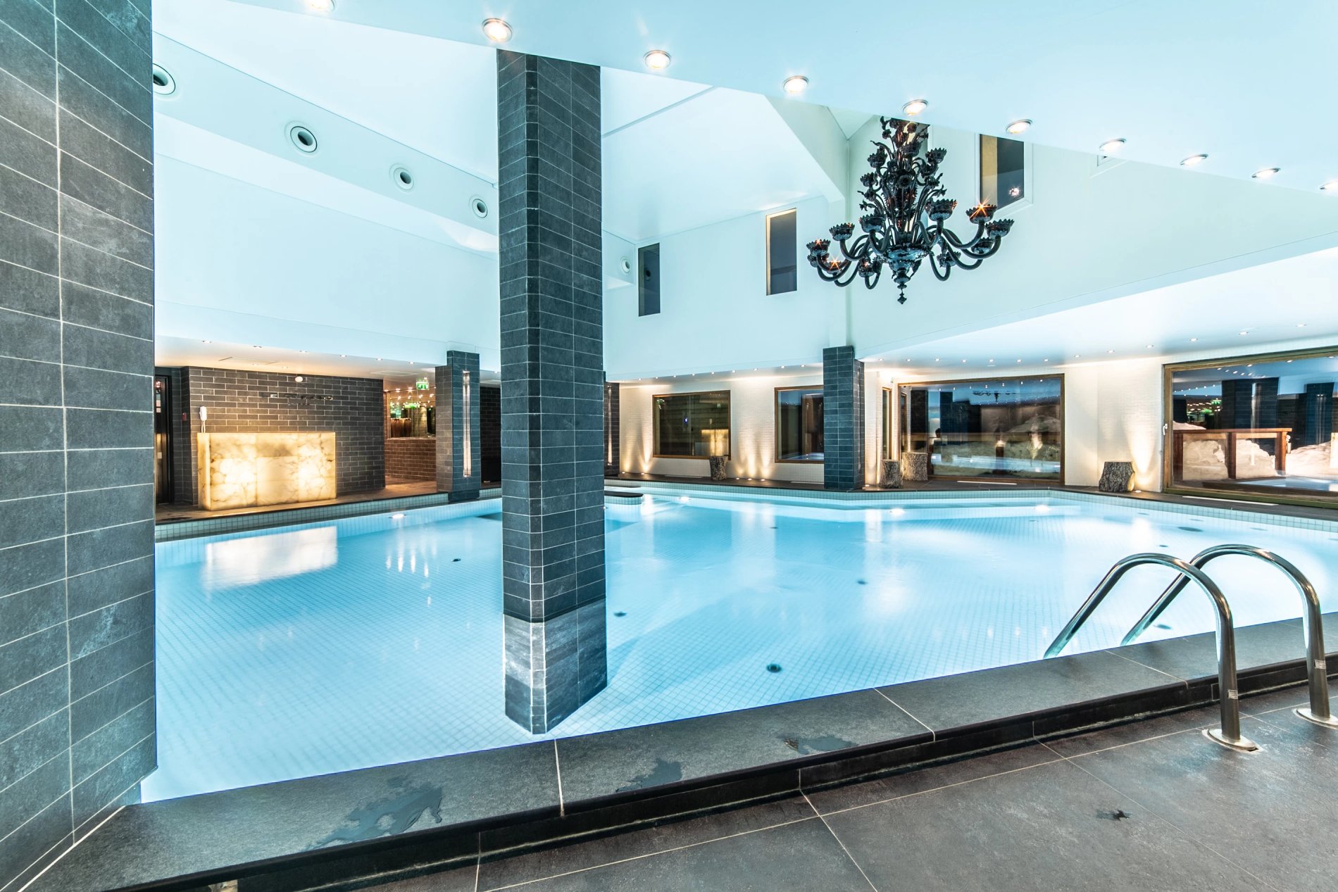 Piscine intérieure de l’hôtel Le Strato à Courchevel, espace bien-être haut de gamme