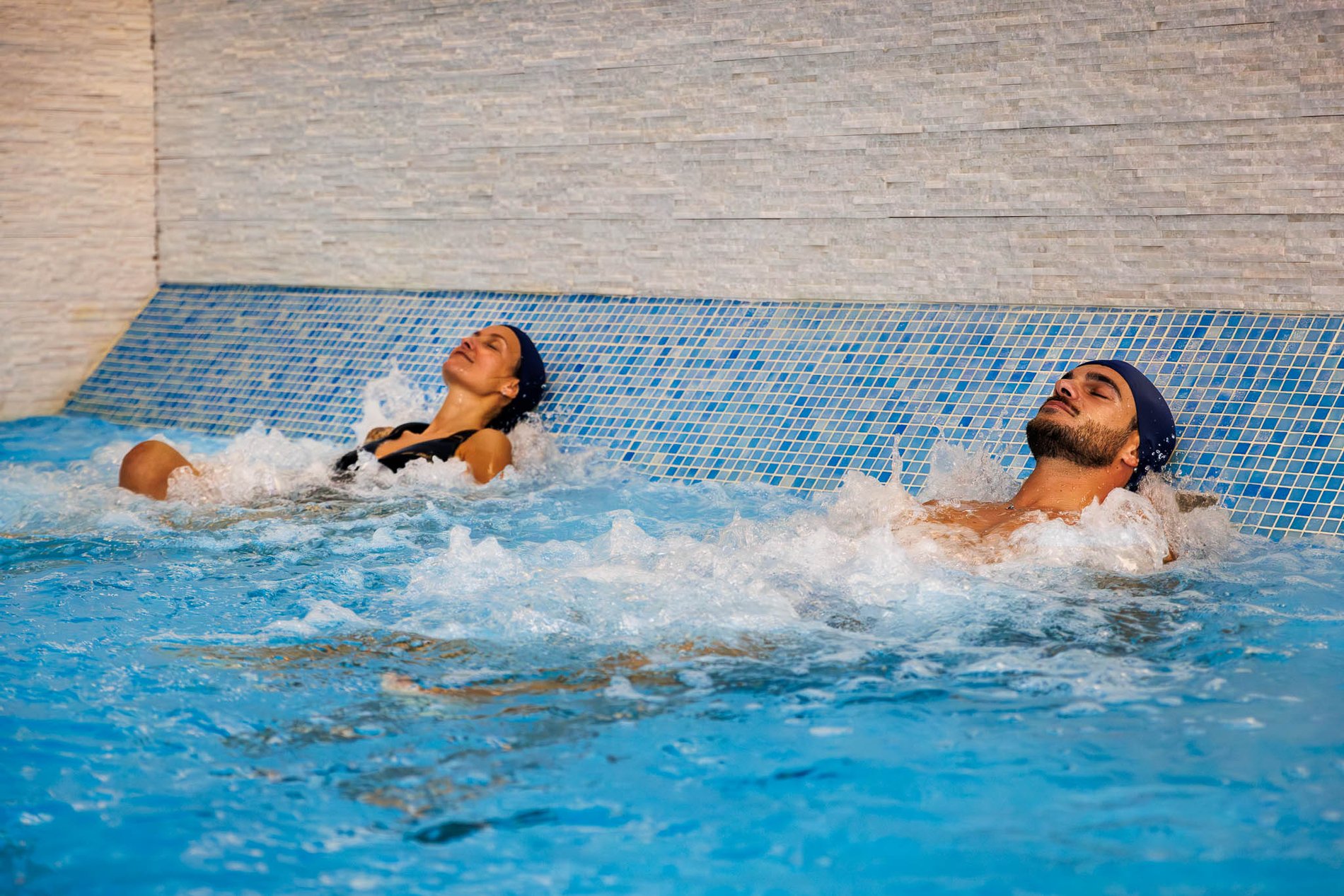 Casal a desfrutar de circuito de spa no Jupiter Albufeira Hotel