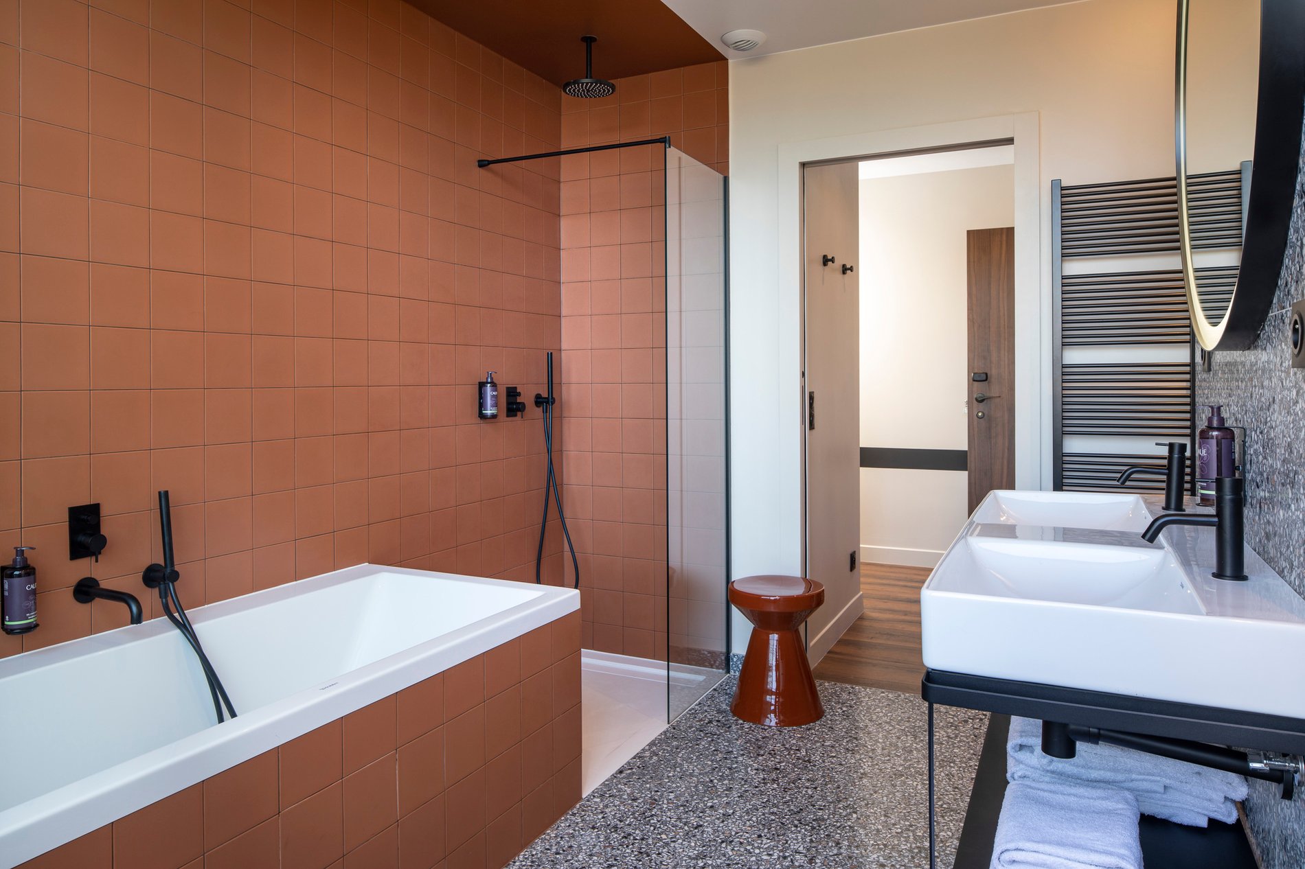 b7048151-3d78-4963-9410-41908c31b9a9