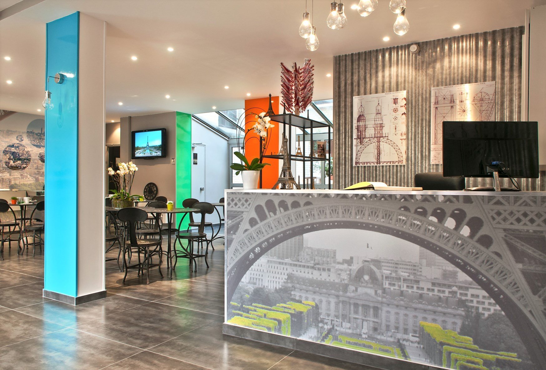 Réception moderne et accueillante de l'Hôtel Alpha à Boulogne-Billancourt, à proximité du Trocadéro et des Champs-Elysées